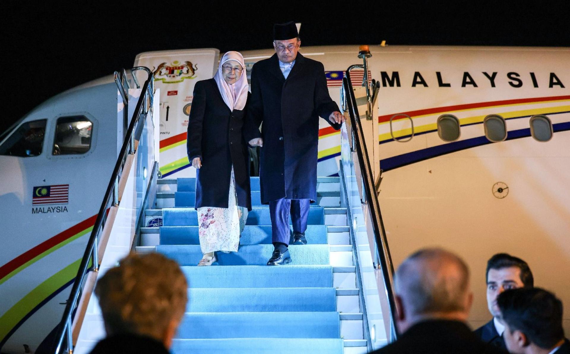 安华和夫人旺阿兹莎抵达土耳其，步下专机。