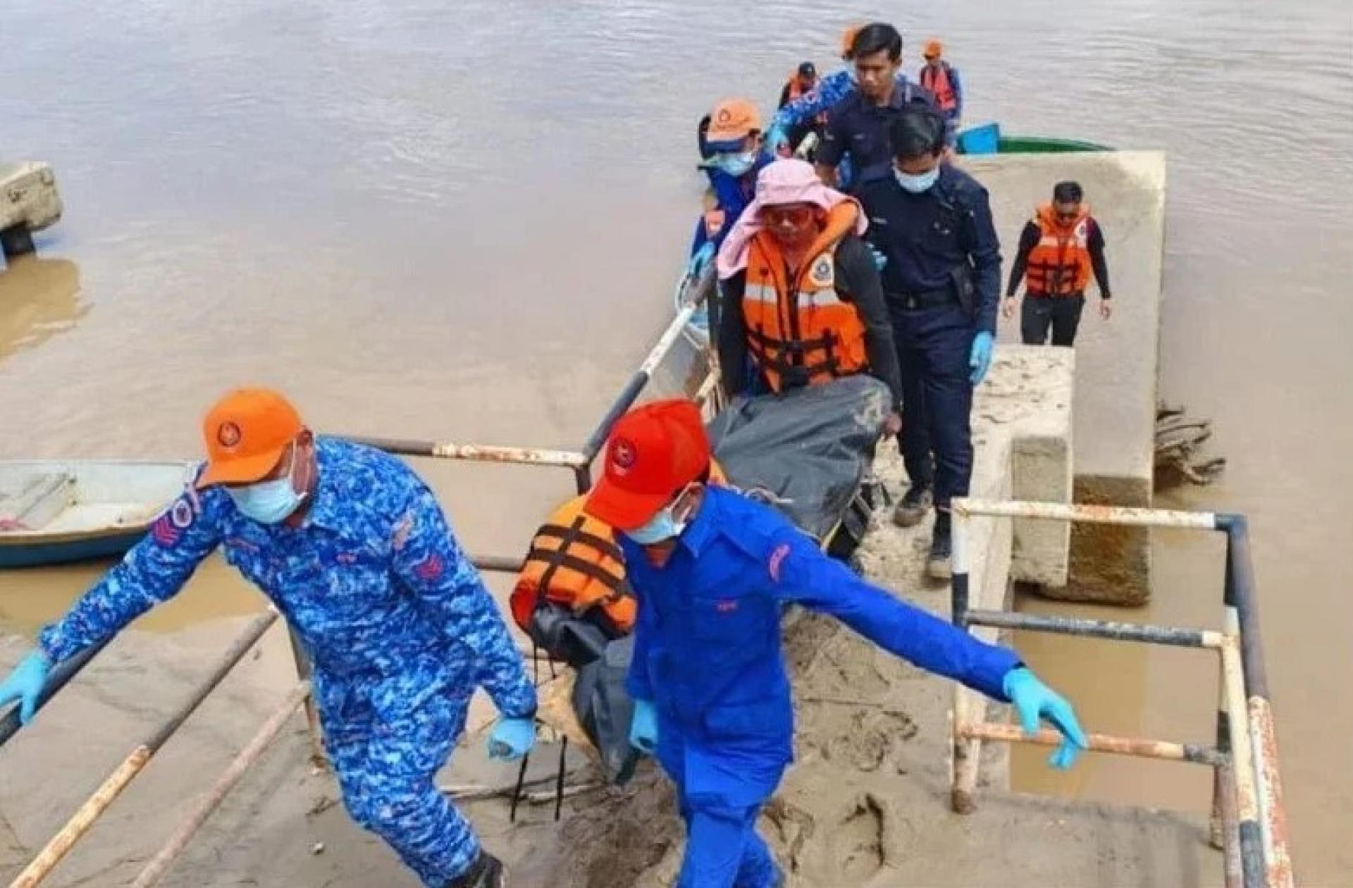 救援人员将死者遗体抬运，以交予警方及家属处理后续事宜。