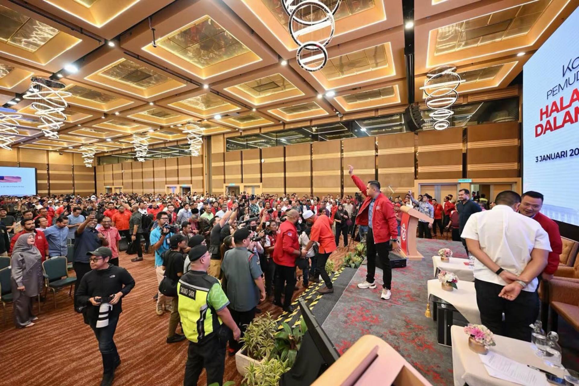 阿克马在脸书通过图文表达“功成身退”的心迹。