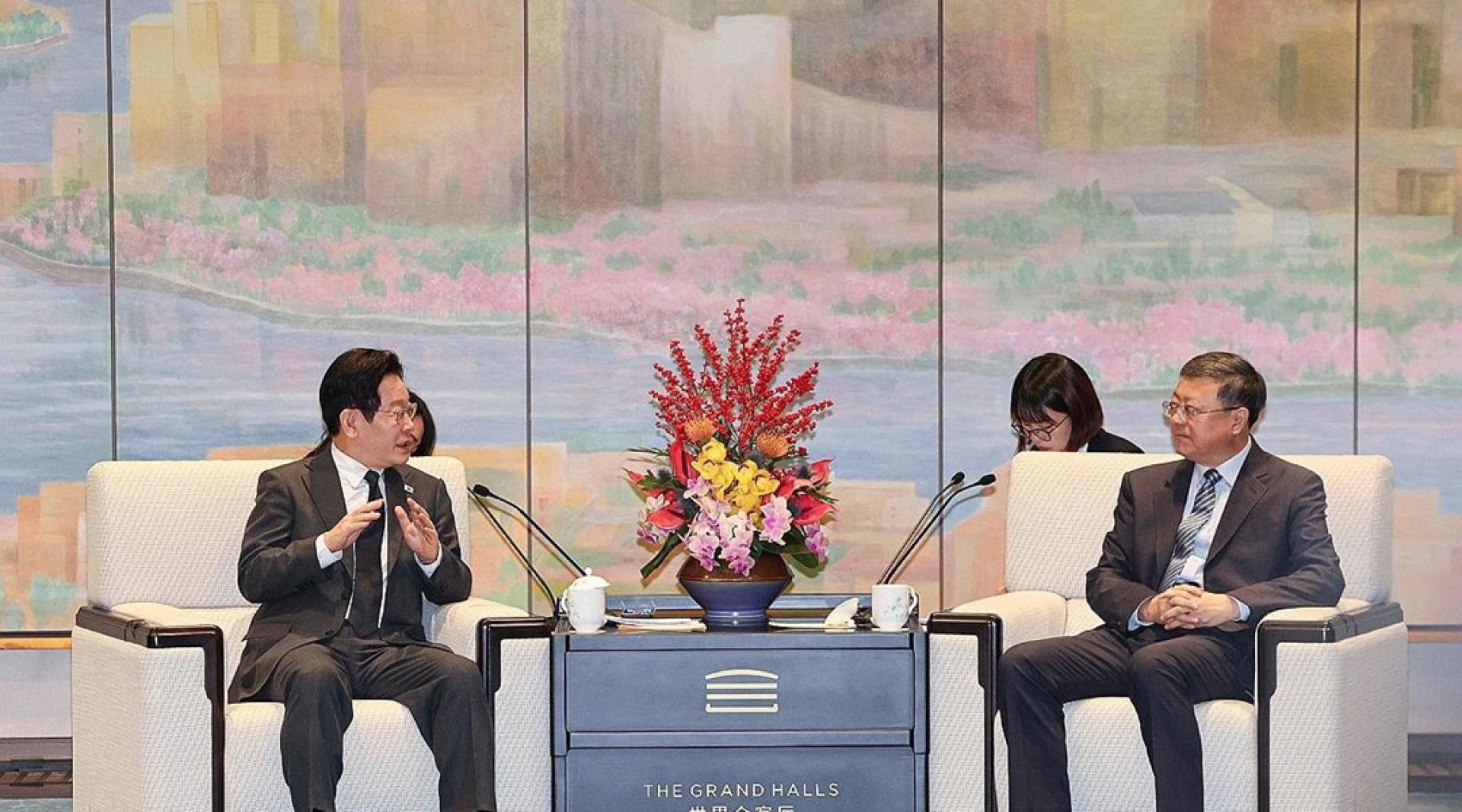 李在明（左）和上海市委书记陈吉宁（右）会谈。