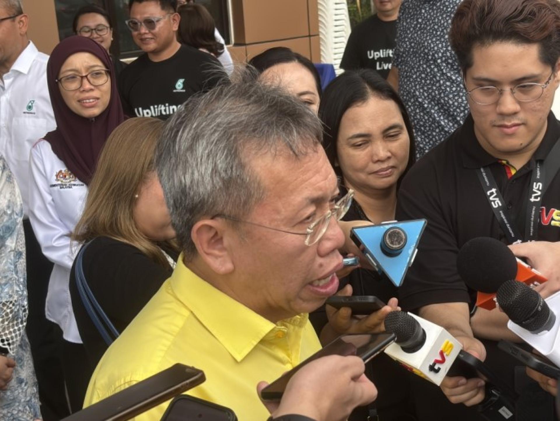 沈桂贤在2026年1月7日出席PETRONAS“Uplifting Lives：基本医疗用品交接仪式”后对媒体发言。