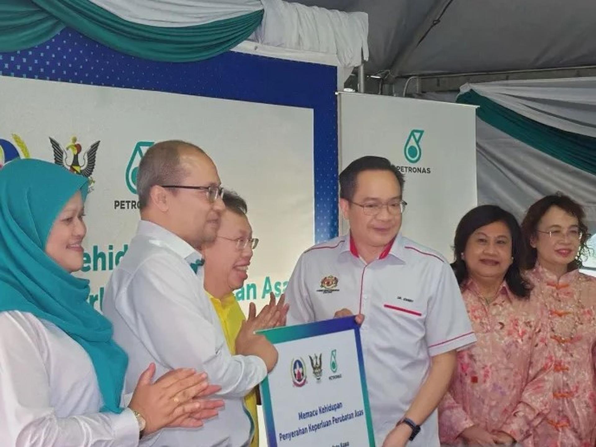 （左起）诺拉兹巴、阿努亚尔、沈桂贤、Dr Johnny Pangkas、Doreen、Dato Enn Ong Siok Ean。