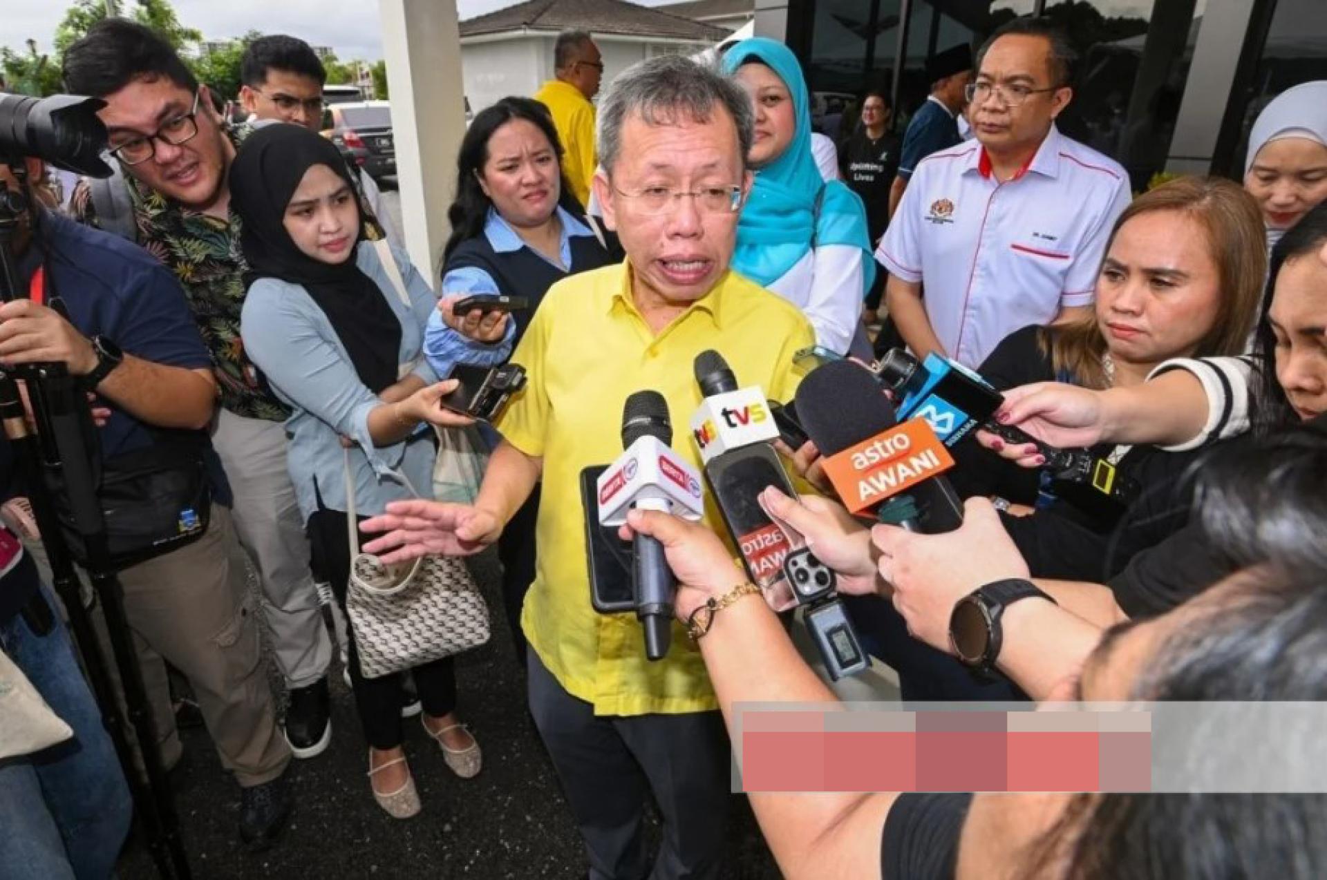 沈桂贤在主持PETRONAS向巴都吉当卫生诊所移交基本医疗设备仪式后，向记者讲话。