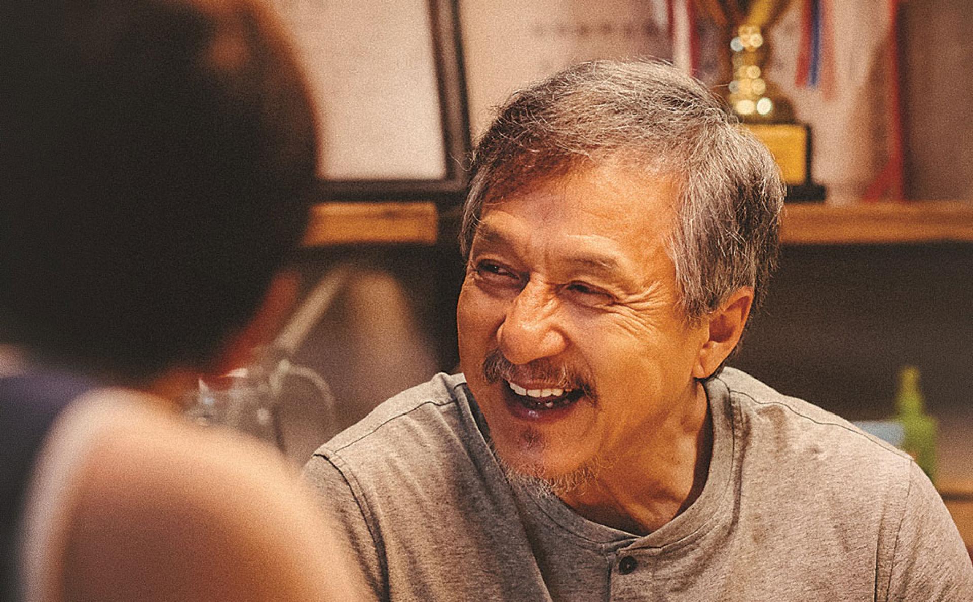 成龙在新片两鬓飞霜、白发如雪。