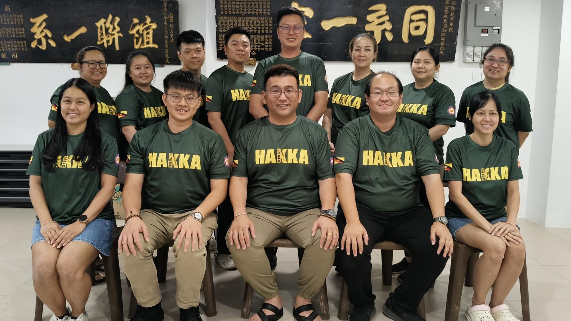 美里客家公会青年团召开第25届第一次团委会议后合影。前排左起为秘书刘丽美、副团长谢家洪、团长陈政锖、署理团长张鸿亮、财政刘丽珠；后排左起为少青组主任刘佑娟、副财政杨惠茈、副总务陈治豪、资讯郑嘉隆、学术与体育彭启鸿、福利刘丽诗、宣传周俐妤，以及文娱与康乐刘慧婷。