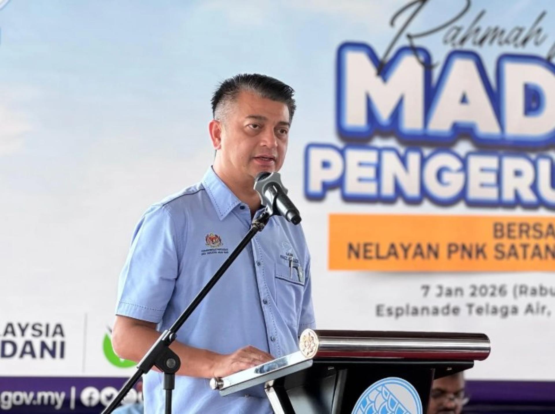 马来西亚渔业发展局（LKIM）主席穆罕默德费兹向PNK Satang Biru交付370万令吉支票。