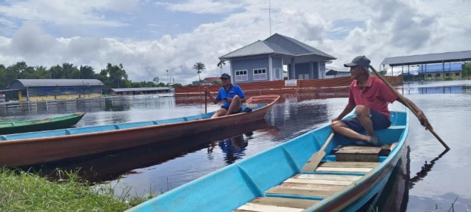 沙乌地与朋友在马都镇附近等待乘客。