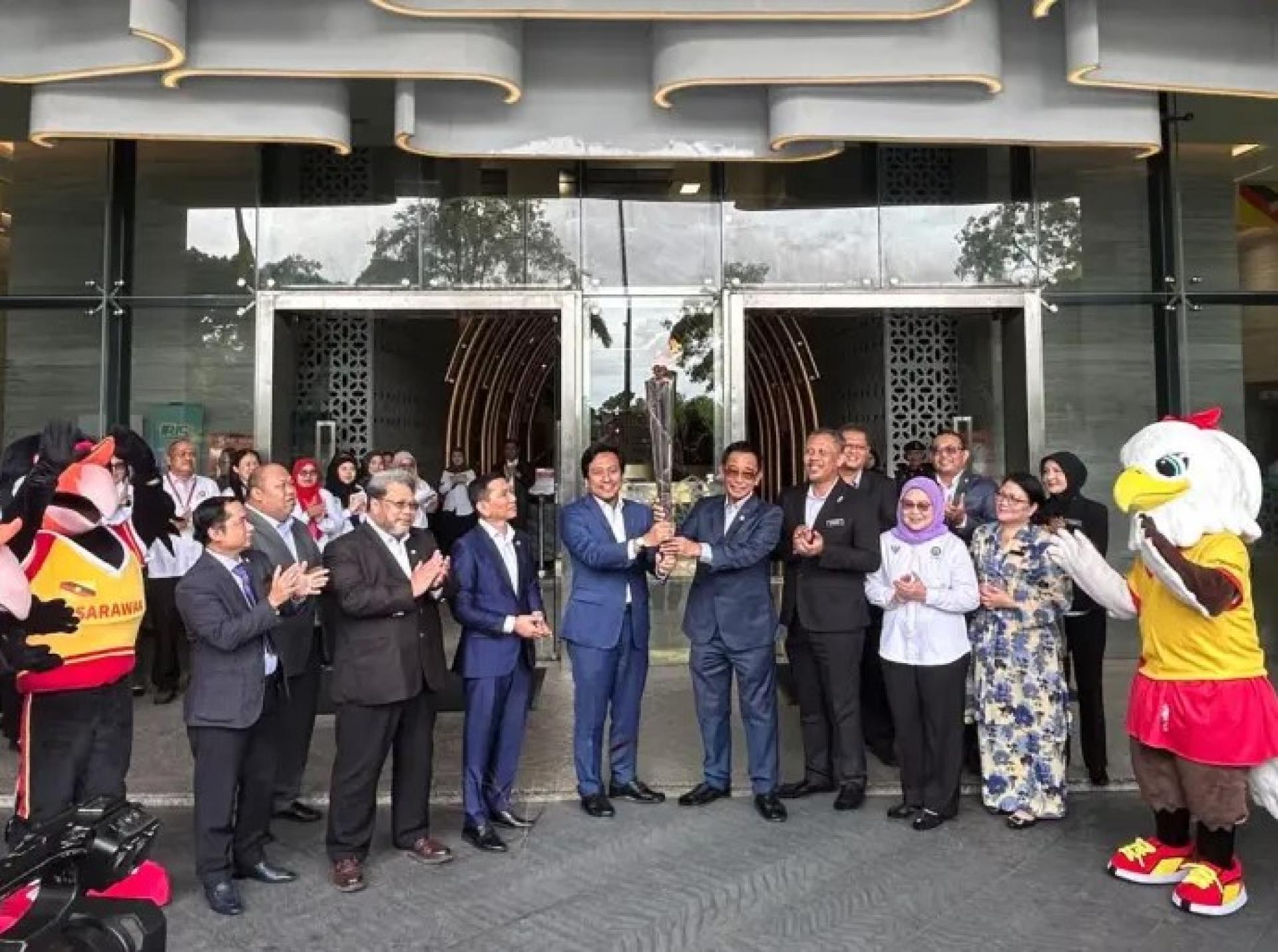 第三右起前排：Yazid、Karim、Mohd Najwan及其他人士出席2026年1月7日在Petra Jaya Baitulmakmur II举行的SUKMA XXII火炬交接仪式。