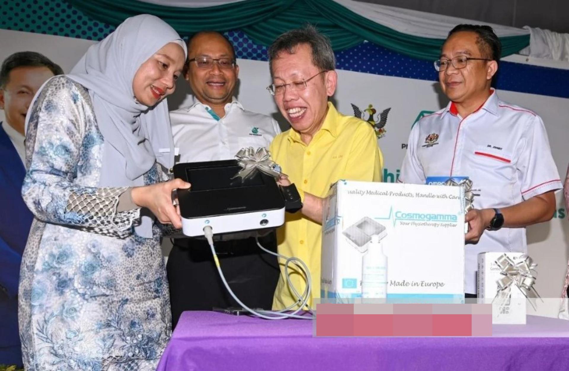 沈桂贤（右2）主持移交仪式，其他贵宾陪同出席。