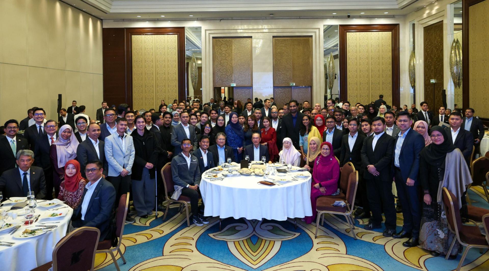 安华与大马侨民在交流会上合影。