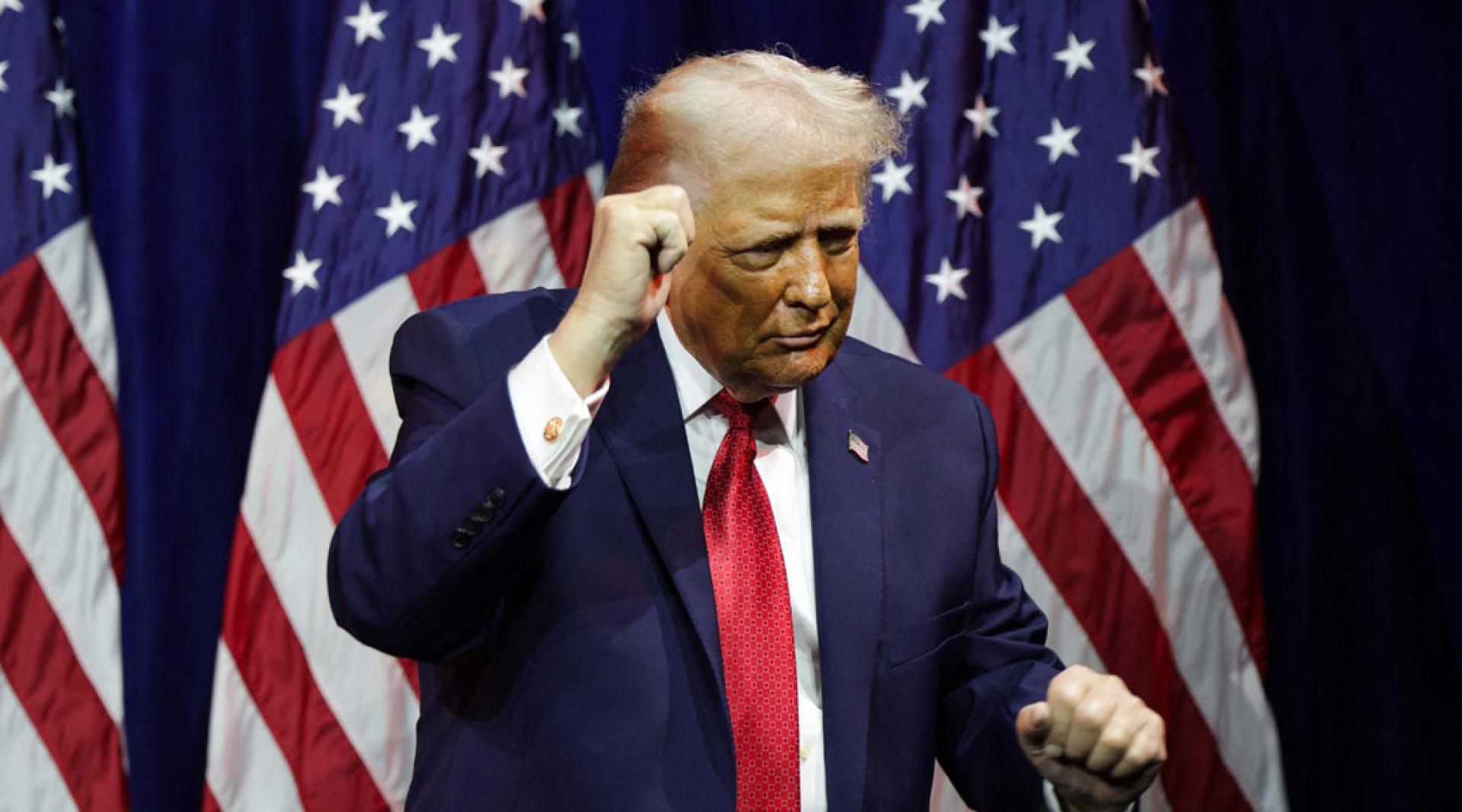 特朗普在致词后准备离开时跳舞。