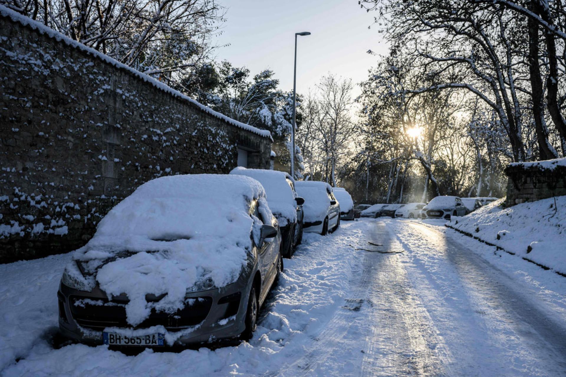 近两日来法国多地面对强降雪的影响。
