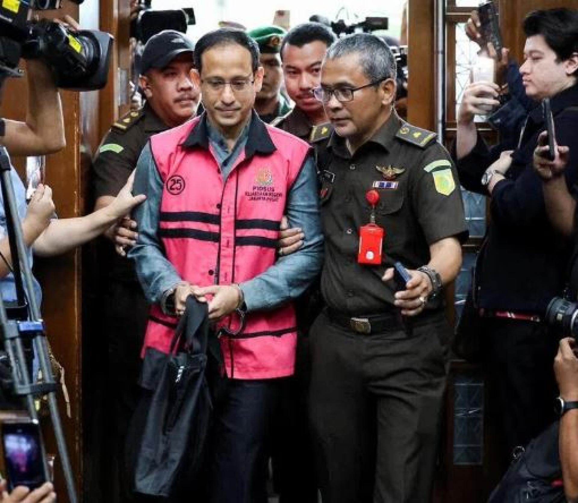 印尼总检察署周一起诉前教育部长纳迪姆（中），指其涉及贪污及违规采购谷歌Chromebook笔记本电脑案；纳迪姆否认所有指控。纳迪姆在出任教育部长前，曾任召车平台Gojek首席执行官。