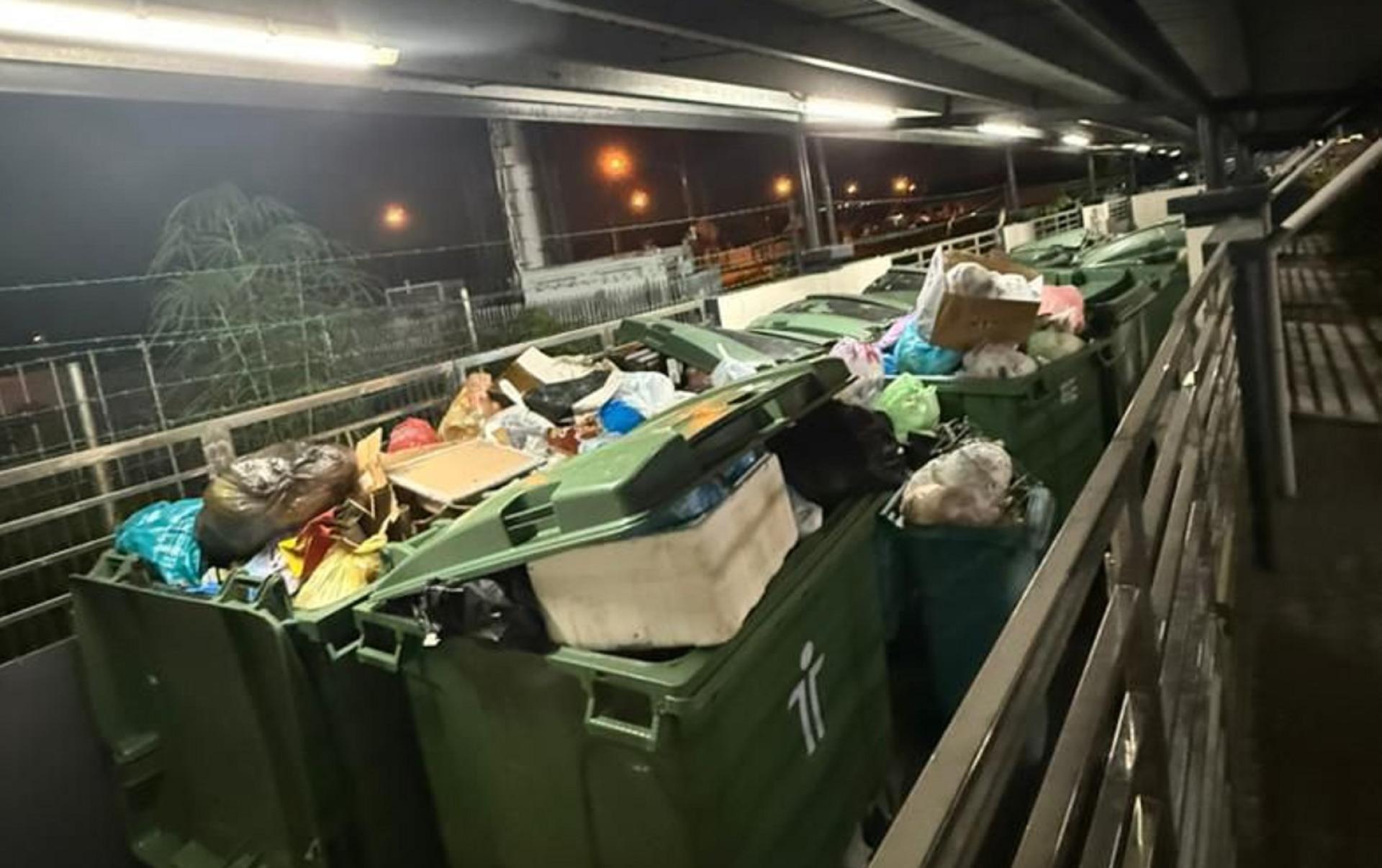 早前堆积如山的垃圾。