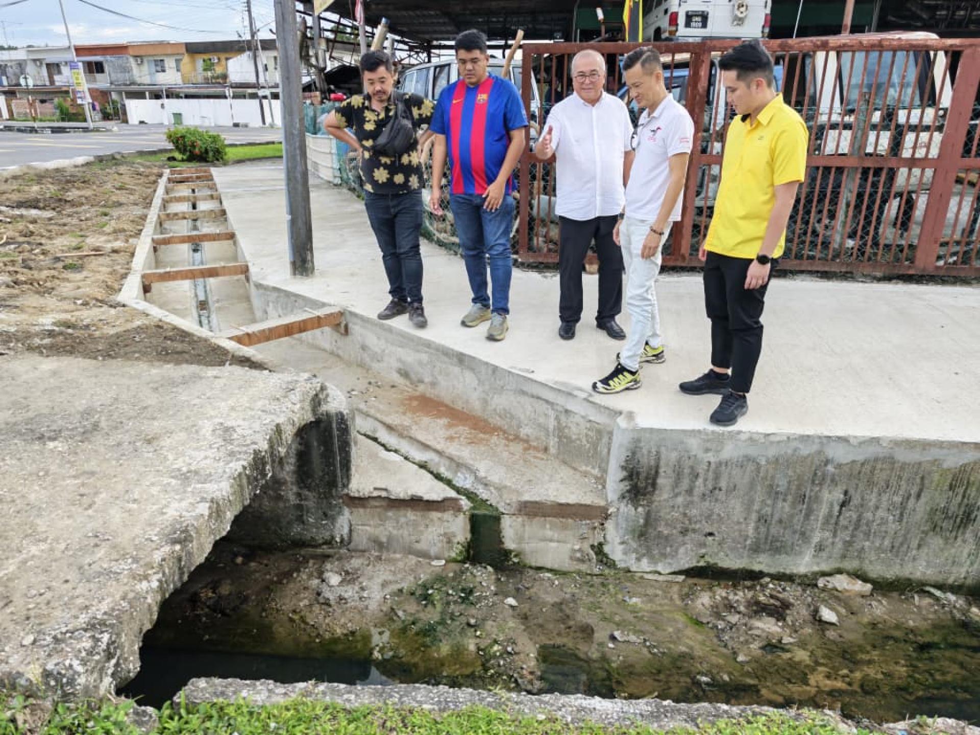 埔奕区州议员兼美里市长俞小珊（中）率领团队前往珠巴区巡视多项沟渠提升工程。