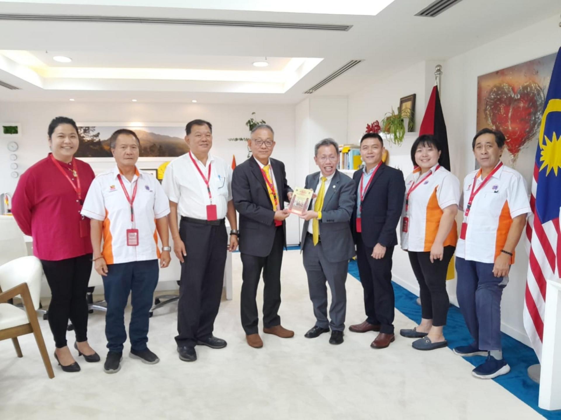 济兴善社社长陈瑞兴（左4）移交主宾函予拿督阿玛沈桂贤副总理。右起为陈惠生、陈桂彬、筹委主席方圣乔；左起是郑秀玲、罗炎贤、陈中兴。