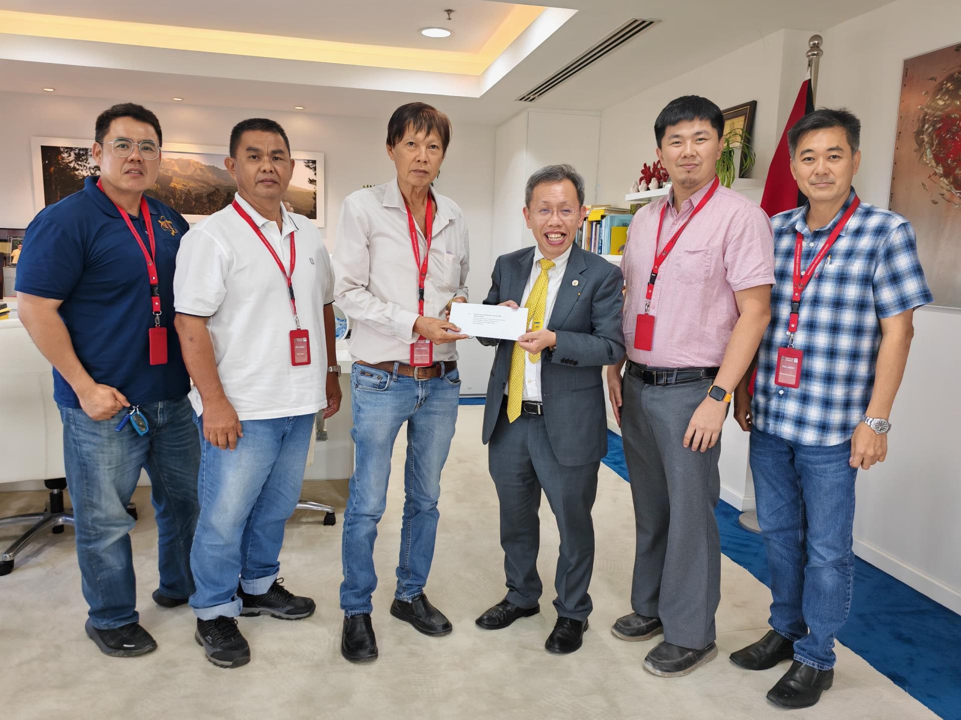 筹委会主席温万春（左3）移交邀请函予砂副总理兼公共卫生、房屋及地方政府部长沈桂贤（右3），左起为砂罗厘运输总会财政庄超光及秘书姚佑腾；右起为署理会长本固鲁黄仁瑞及会长杨稳康。