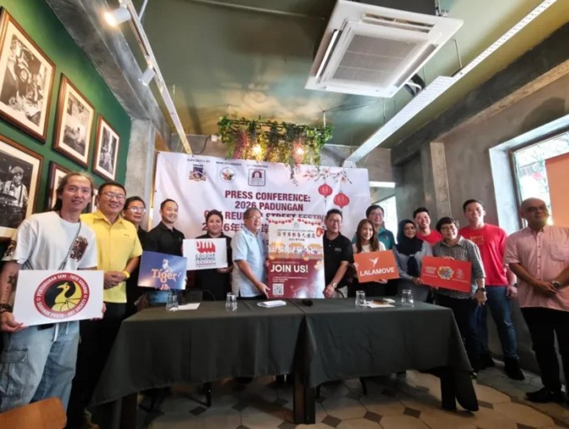 黄鸿圣（左6）与Eric Tay（左7）于1月7日在浮罗岸一家餐厅发布浮罗岸春节街头嘉年华2026宣传海报。