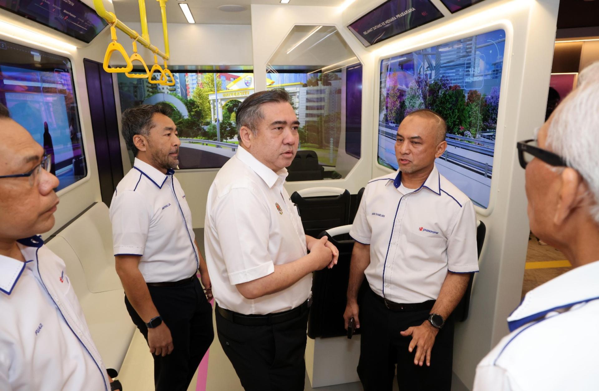 陆兆福（左3）到国家基建公司总部，听取该公司2025年成绩单及2026年的规划后，与高层在交流。右2为阿米尔。