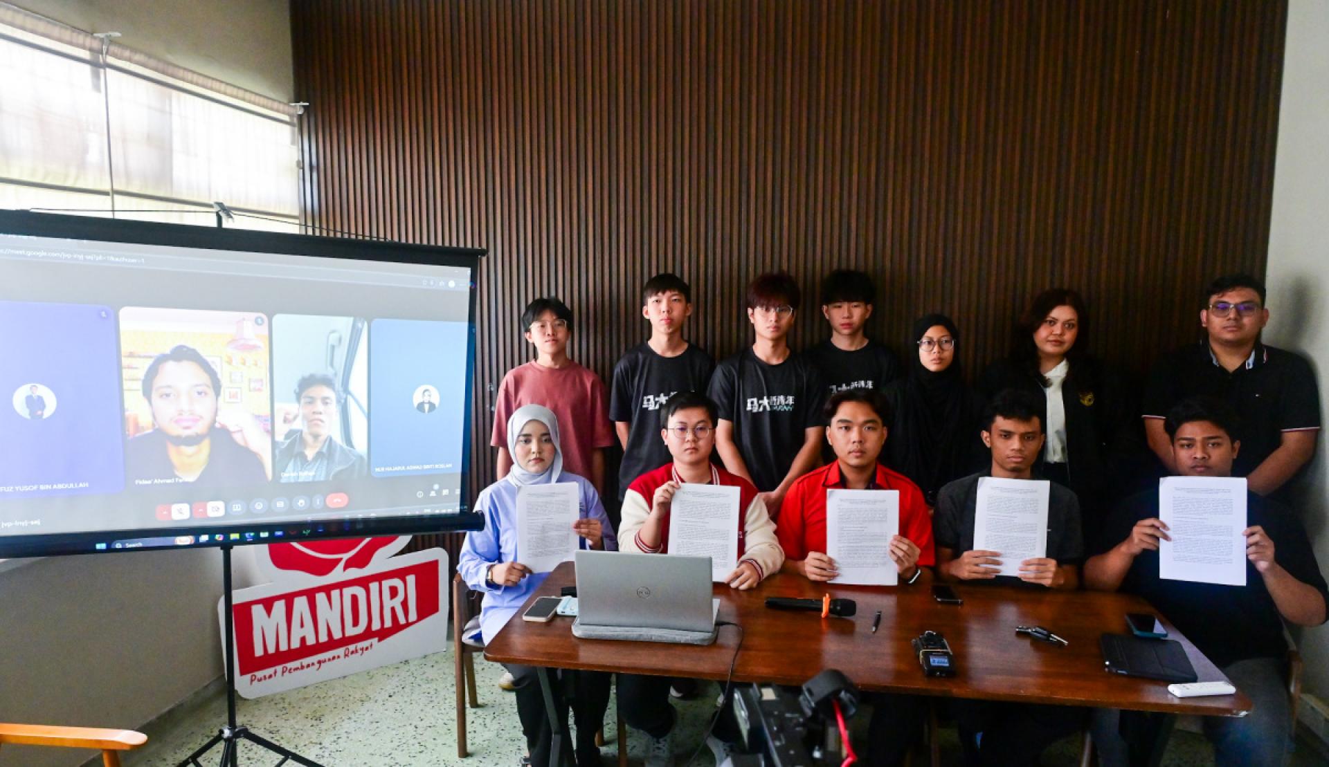 数个学运组织代表表达他们对大学采购出现舞弊的不满。