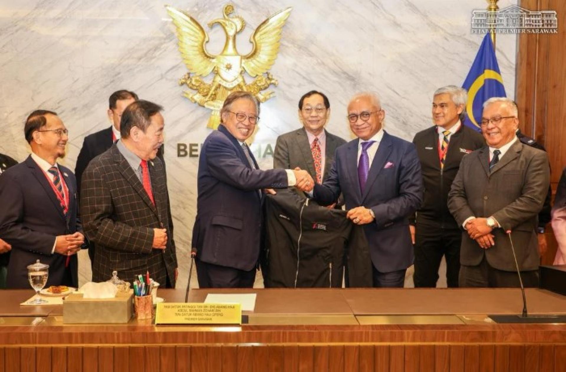 阿邦佐哈里昨日在此接见由罗伦沙嘉率领的砂拉越教育、创新与人才发展部代表团。