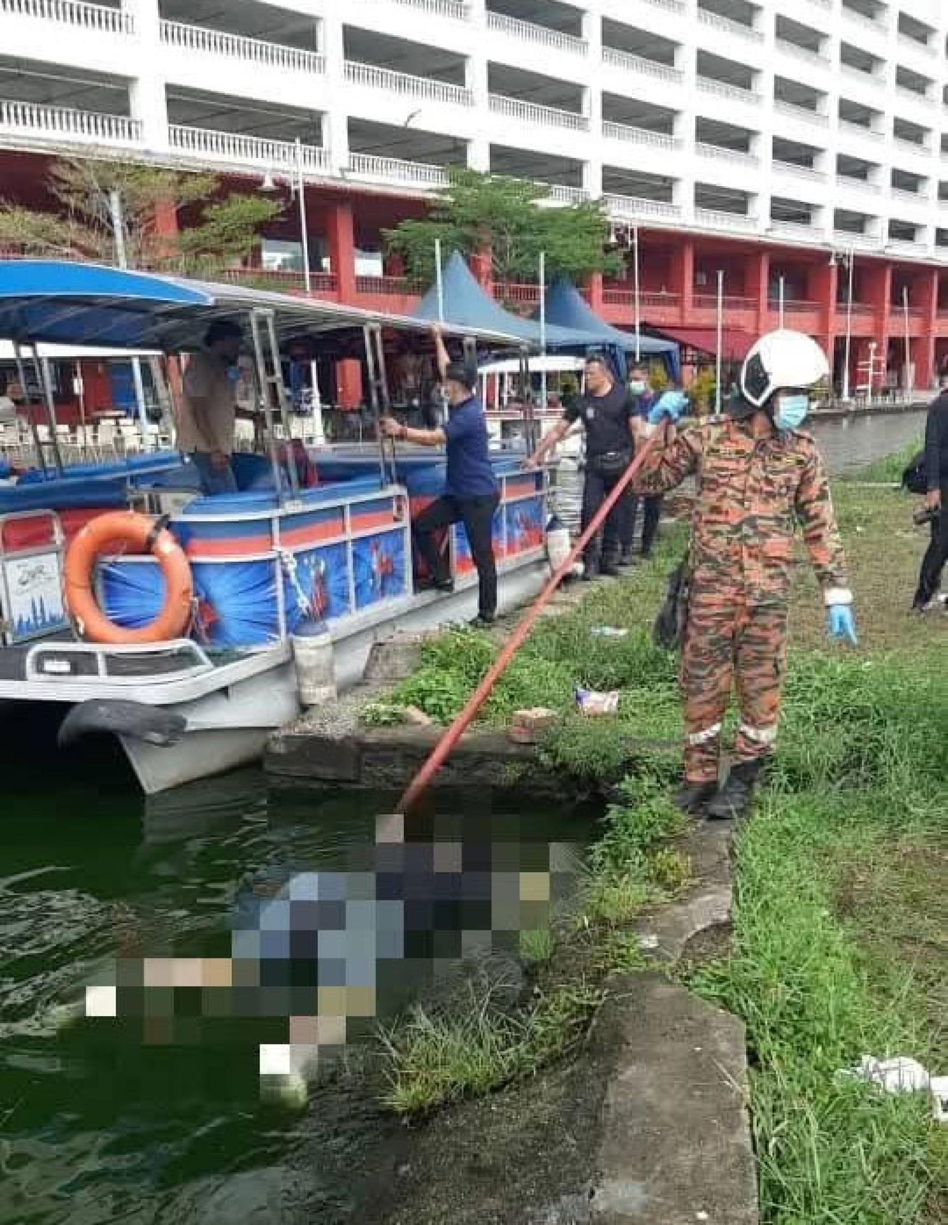 消拯员协助将死者遗打捞上岸。（图片来源：Bomba Channel脸书）