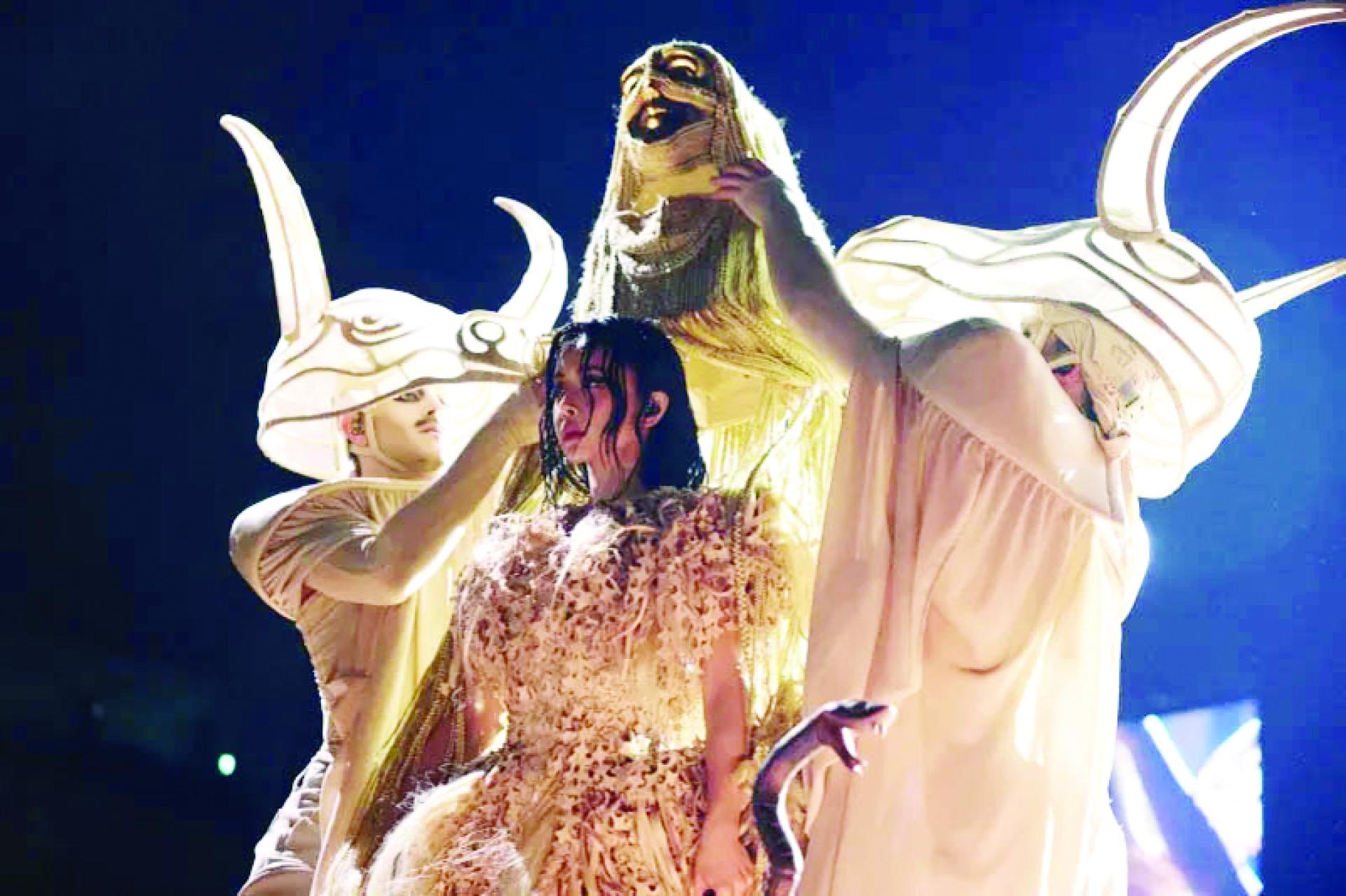 蔡依林别出心裁的舞台造型竟被抹黑为邪教风格。