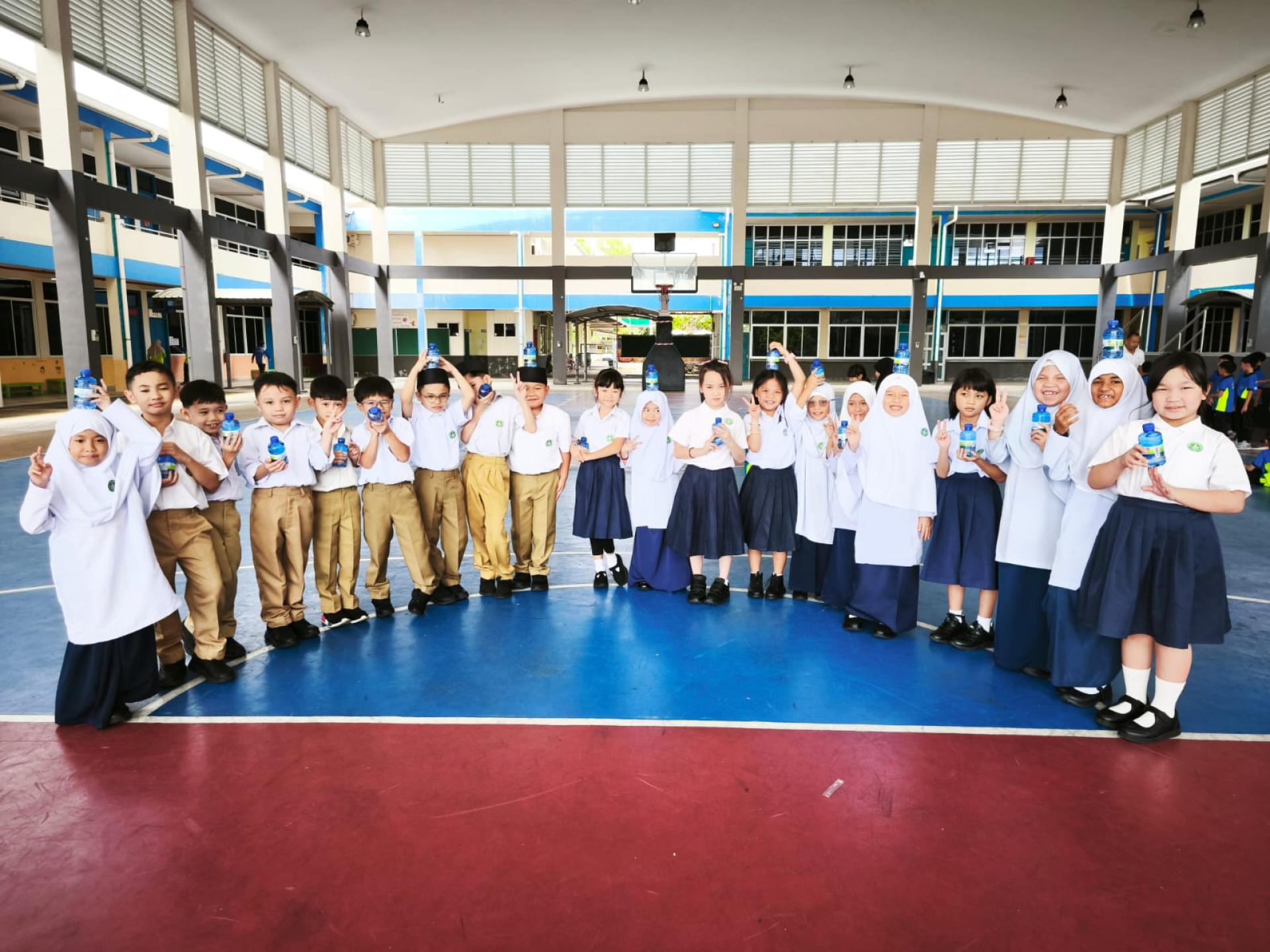 学生非常感恩及开心收到矿泉水