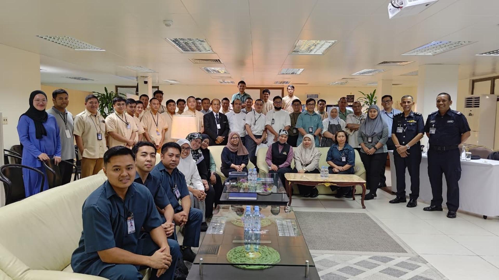 网络犯罪调查科高级警官 与凯悦婆罗洲管理服务公司职员合影