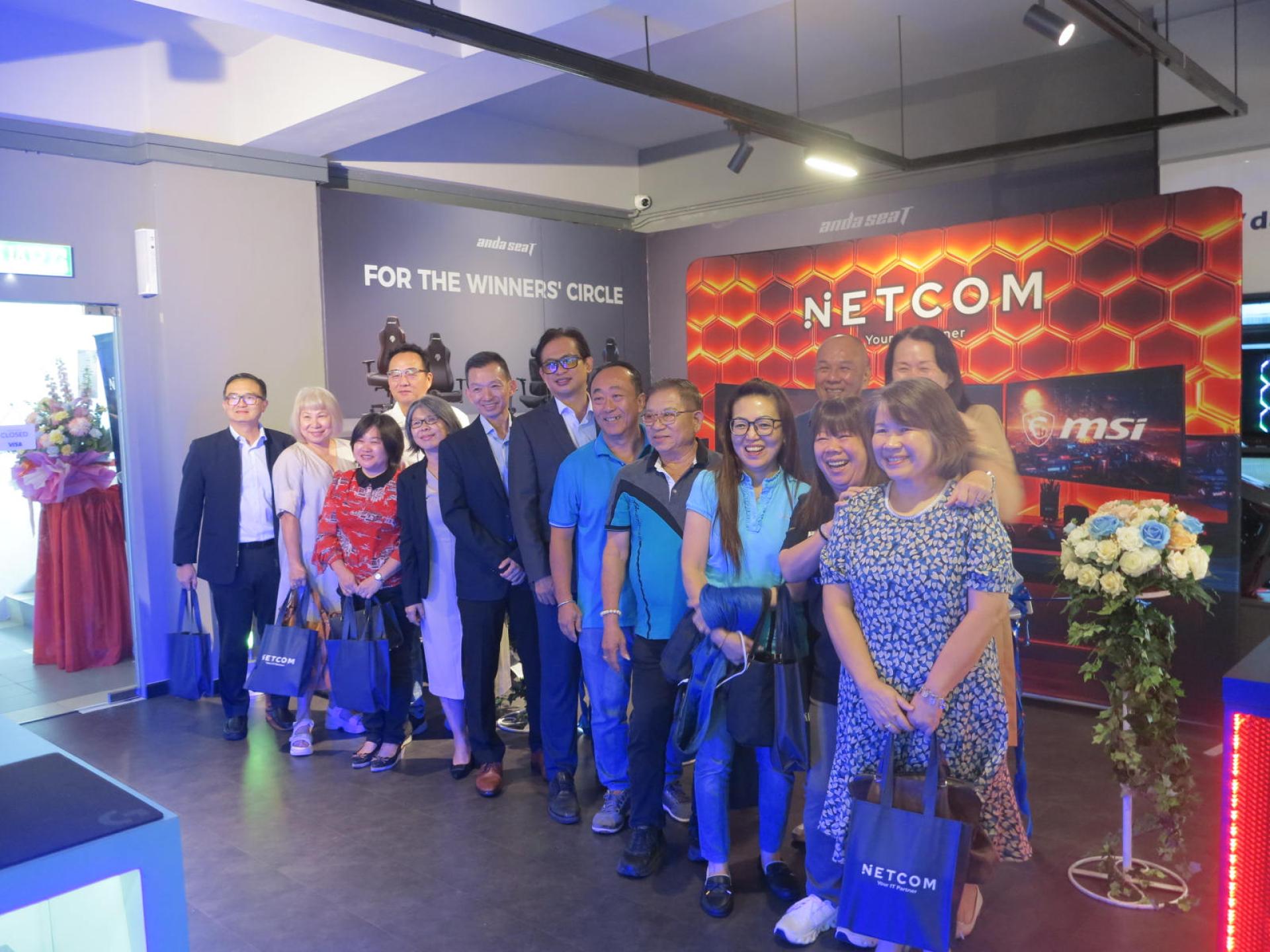 Netcom董事理吴敏胜 、Netcom总经理林嫦娥、Netcom信息技术总监张庆辉与出席嘉宾合影