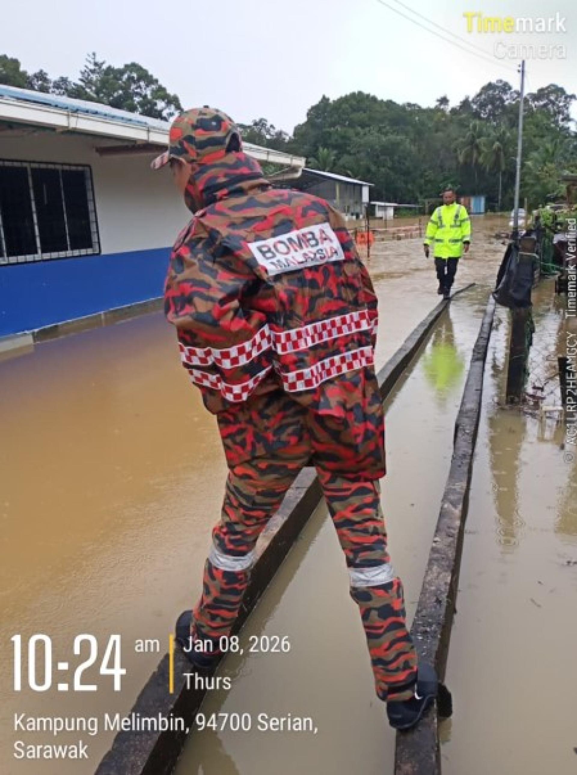 在Belimbing A村的监控发现，道路水位上升约一英尺，同时部分民居出现积水。