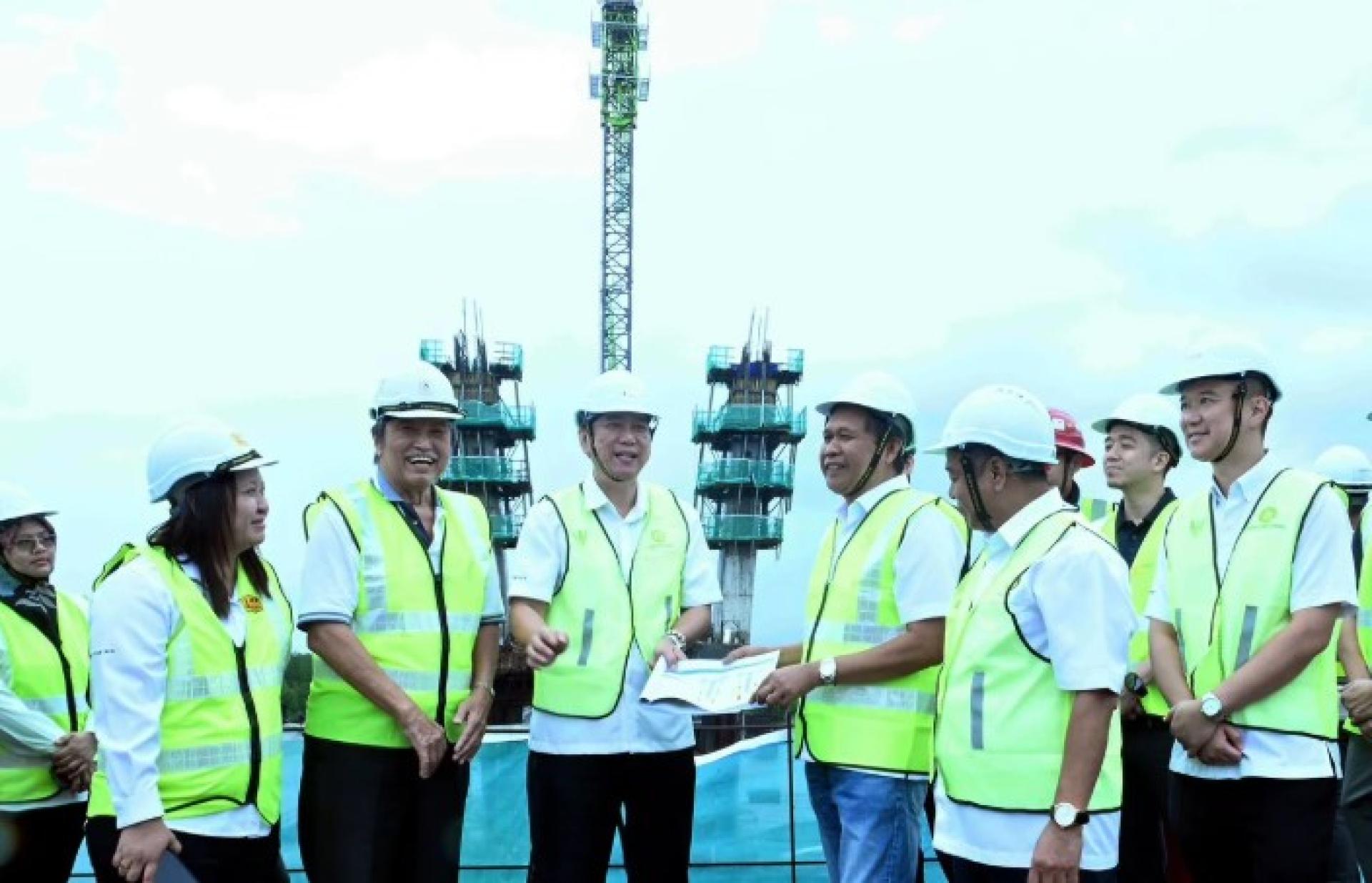 砂拉越基础设施与港口发展副部长艾德尔拉里伍与其他官员视察巴当红武岸桥实体施工进度。