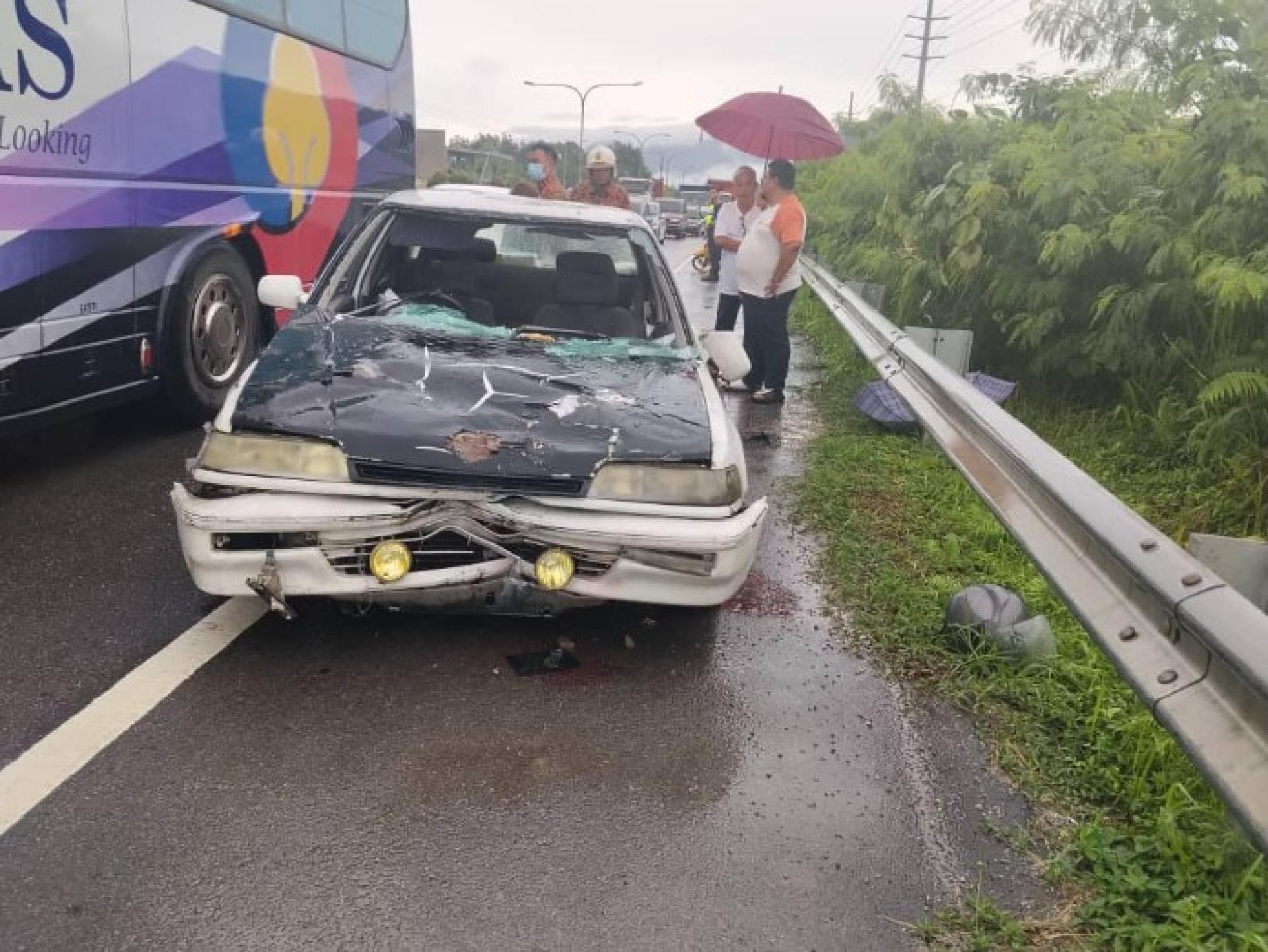 今早，一名男子与妻子及子女一同骑乘摩托车，在西连中华39哩遭一辆汽车撞击，导致男子受伤。