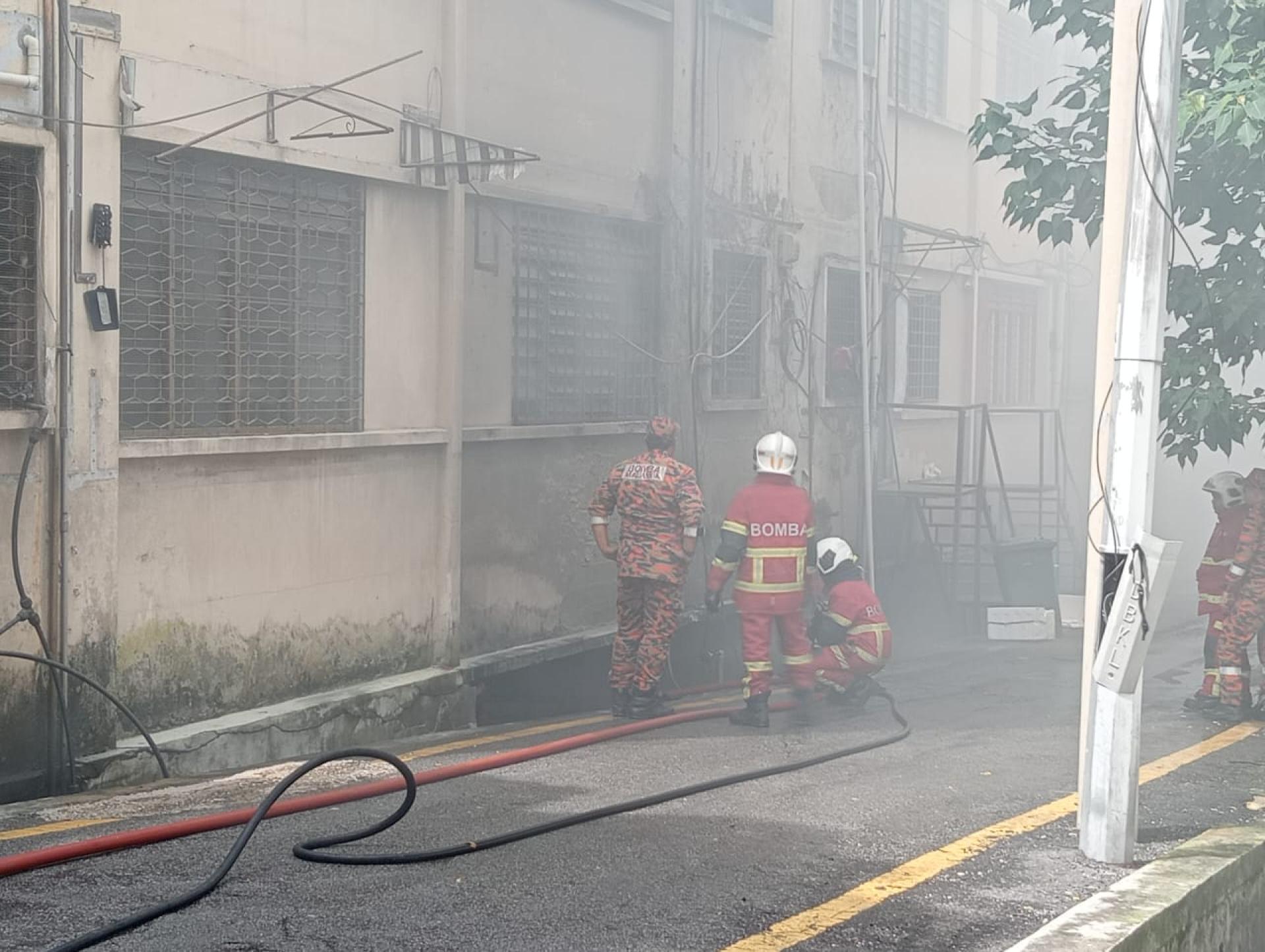 现场浓烟弥漫，消拯员到场进行灌救和调查工作。