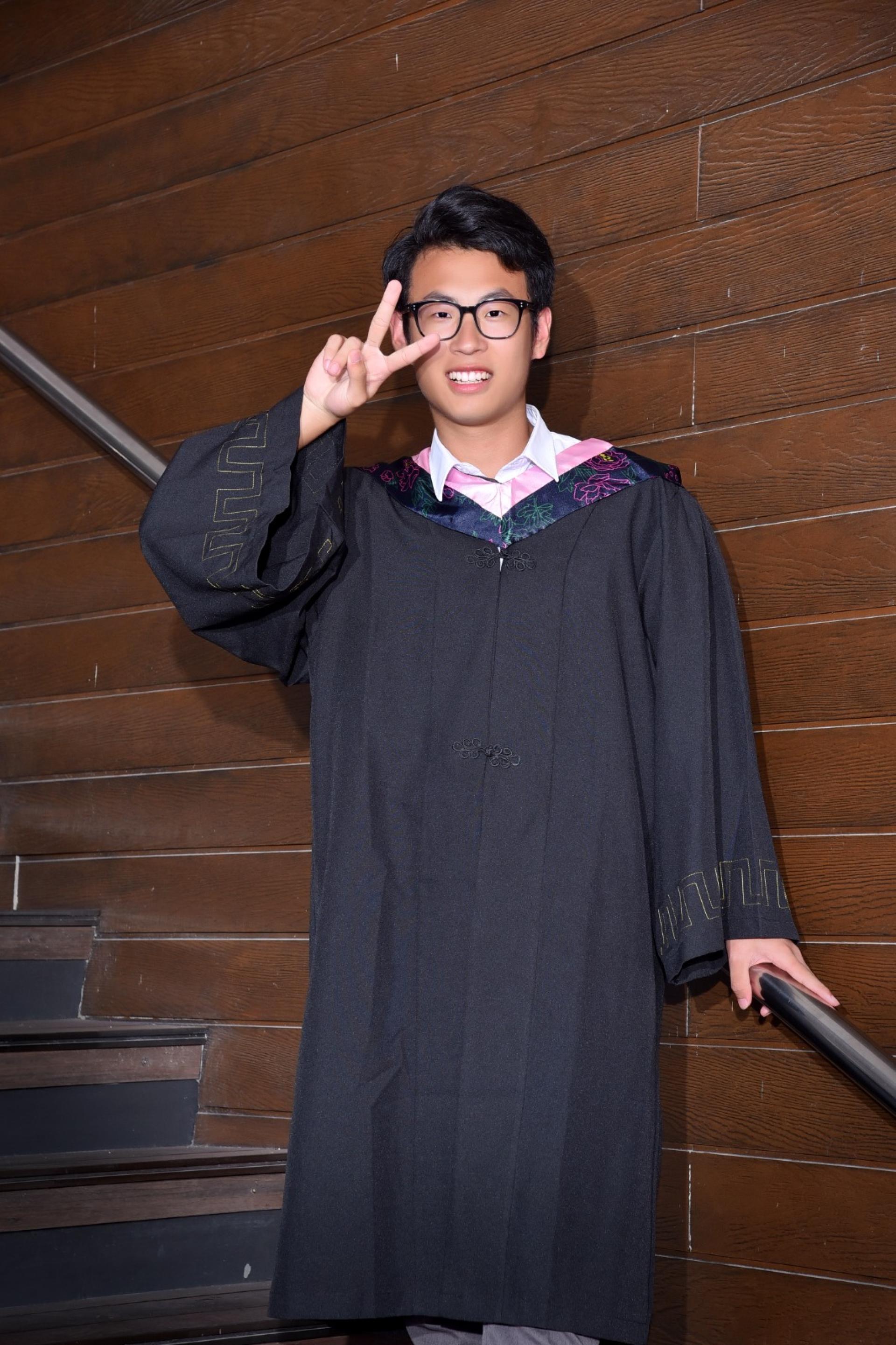 培中中国籍学生邱心志在高中统考中考获7A。