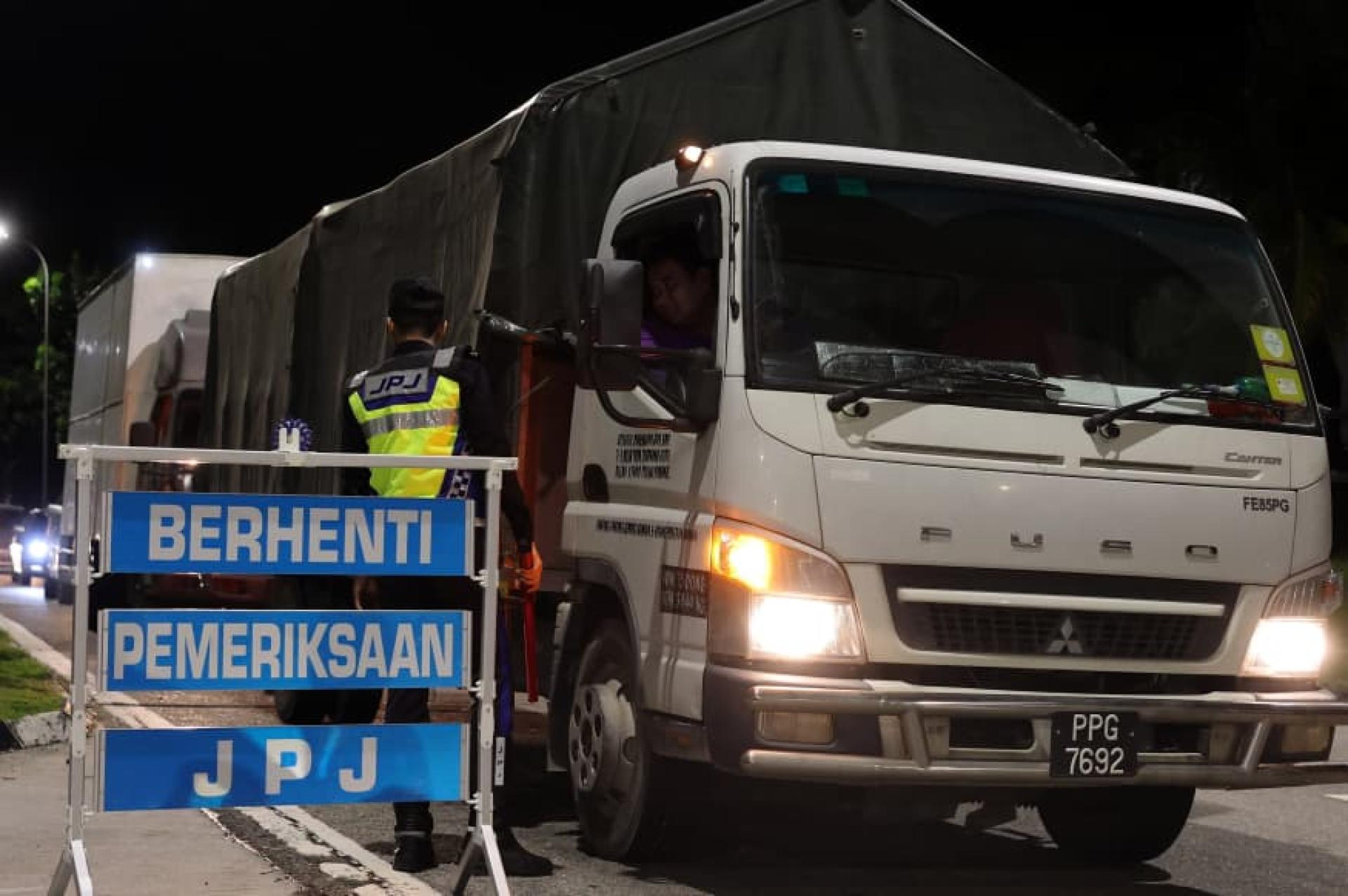 官员设路障检查路过商用交通工具。