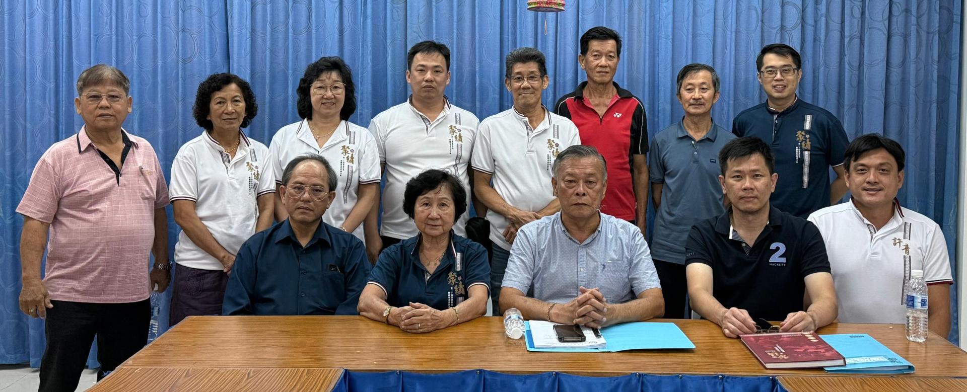 美里省高阳许氏公会2026年丙午年新春团拜筹备会成员合影。前排左2起为\筹备会主席许美娇、大会主席许为隆、署理主席许信隆。