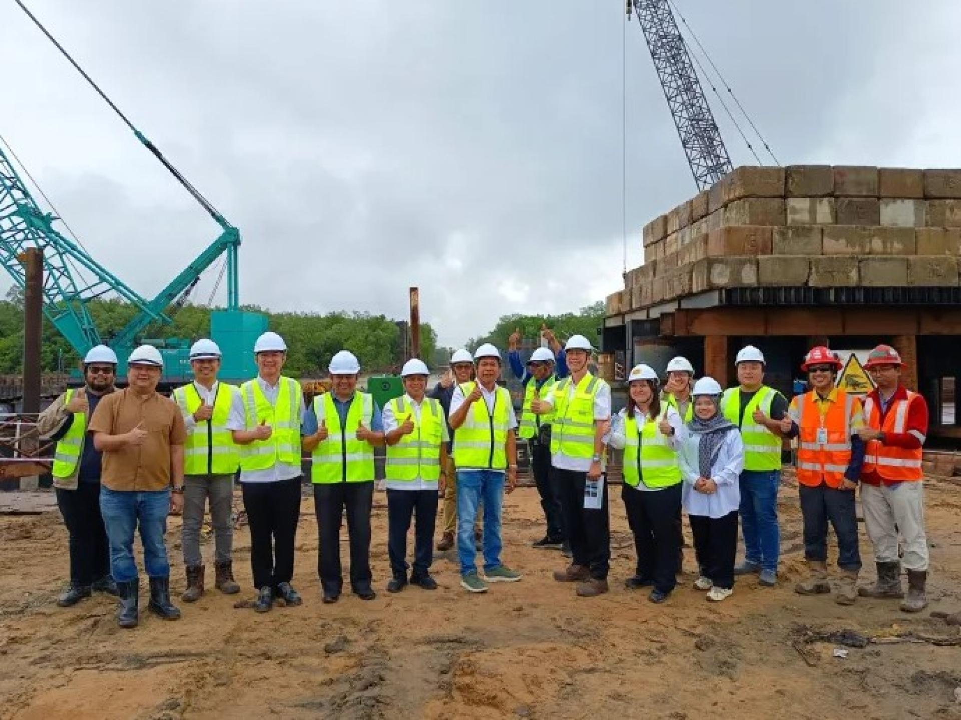 艾德尔（左8）于2026年1月8日在甘榜本达尔巡视巴哥-本达尔道路工程时，与随行人员合影。