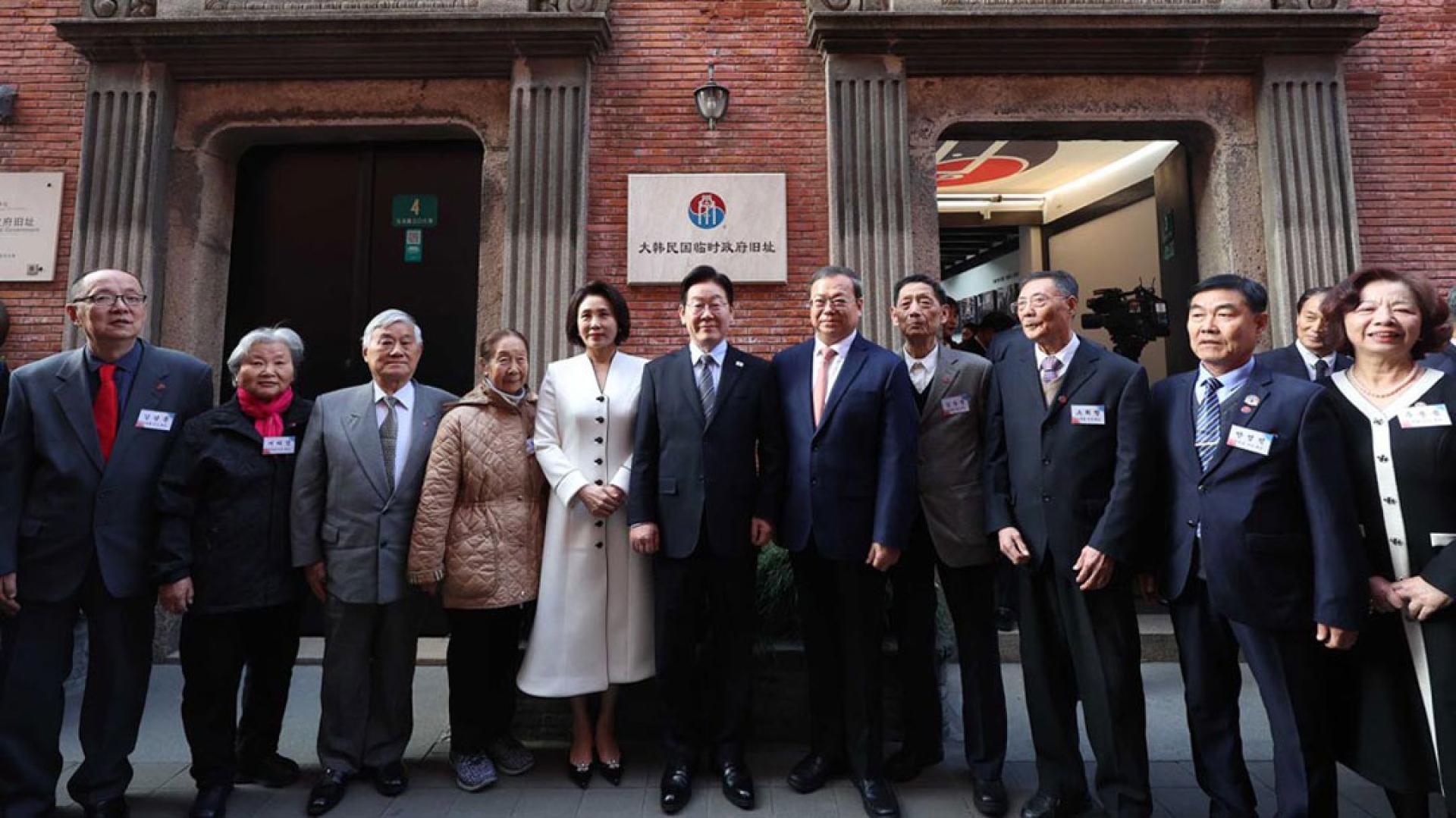 韩国总统李在明（左六）和夫人金惠景（左五）于7日到访位于上海的大韩民国临时政府旧址。