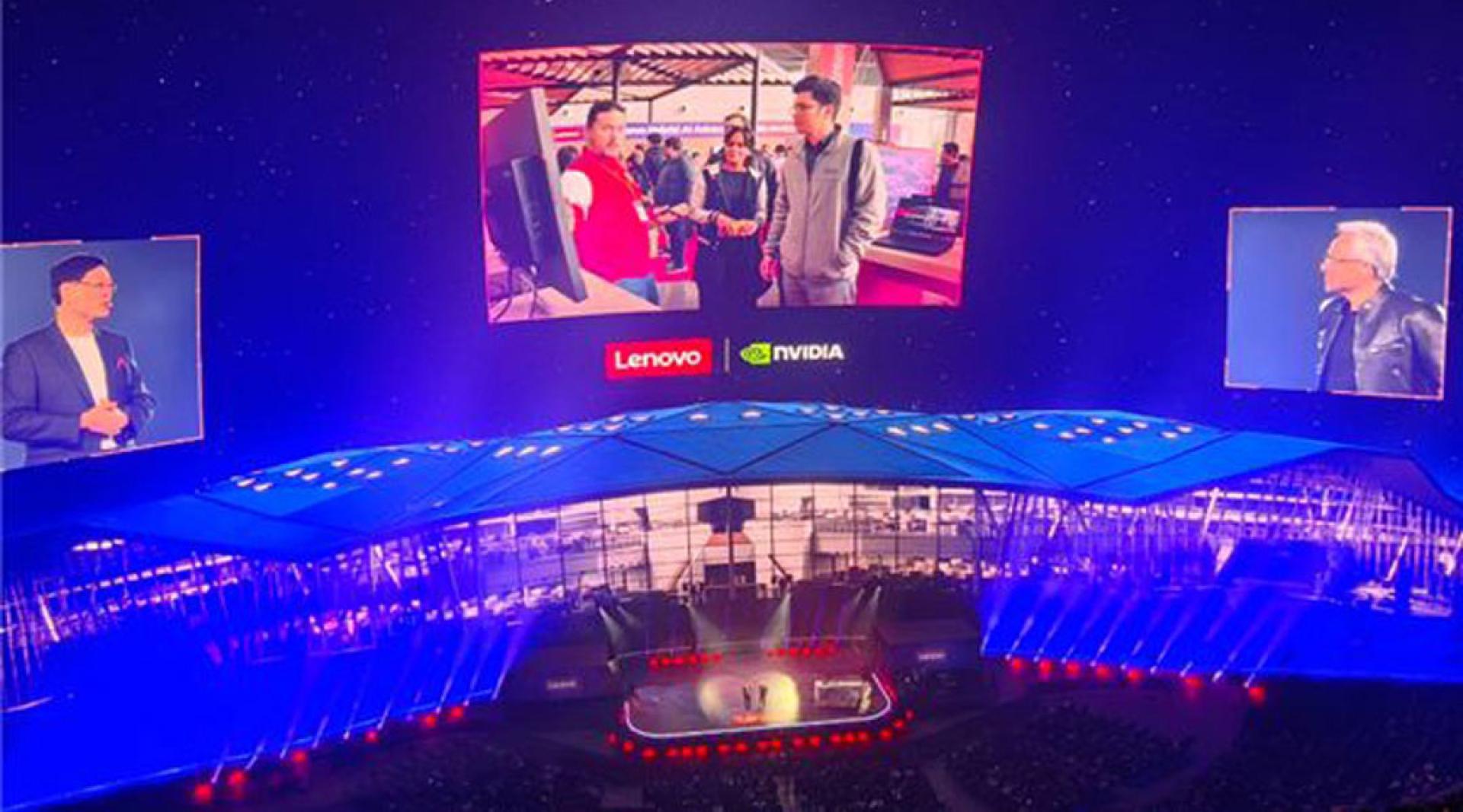 联想集团董事长兼CEO杨元庆（左）与英伟达创始人兼CEO黄仁勋（右），6日共同发布了联想人工智能云超级工厂计划。