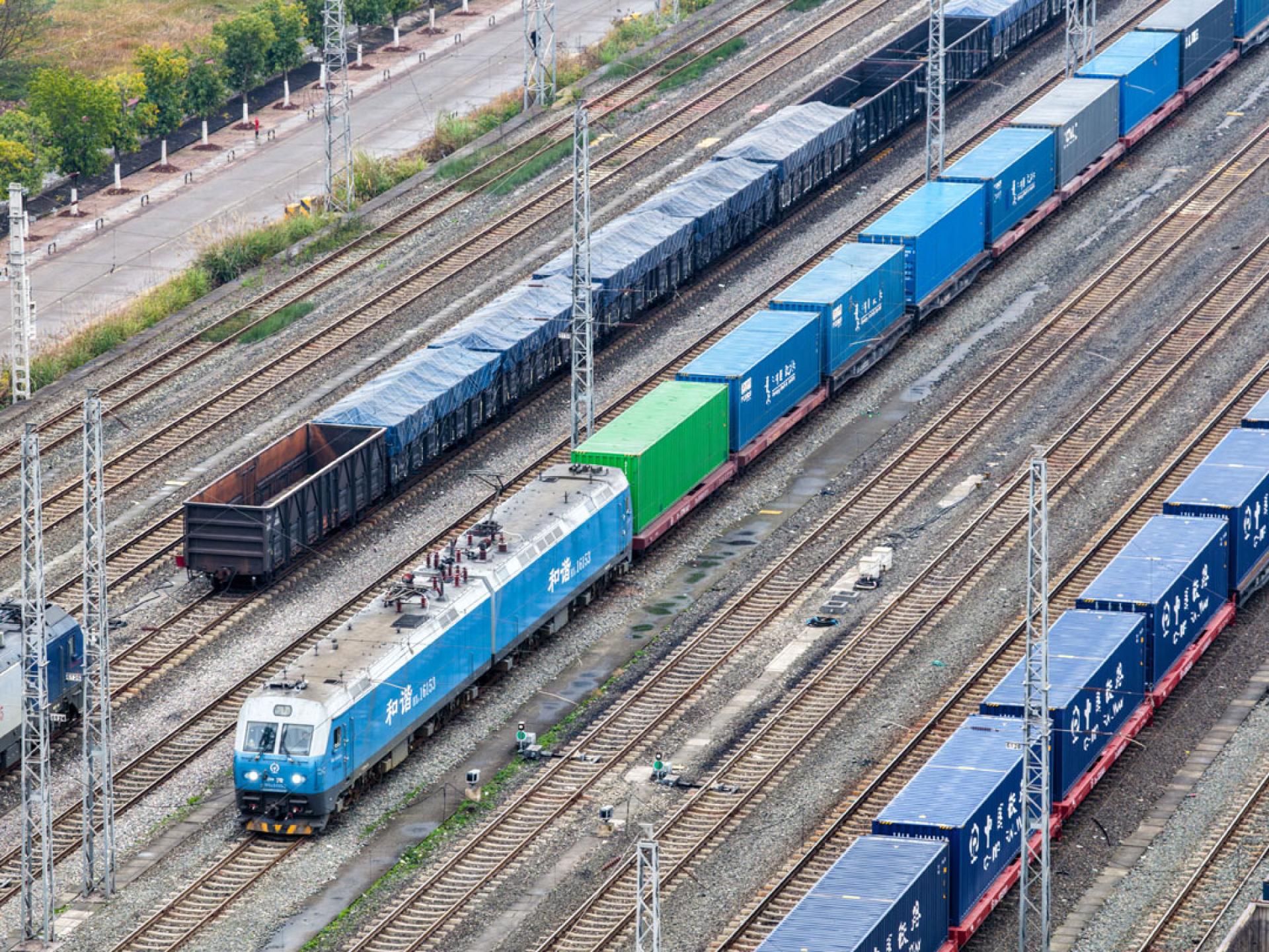 截至2025年底，中欧班列已联通中国境内128个城市，通达欧洲26个国家232个城市。（图：新华社）