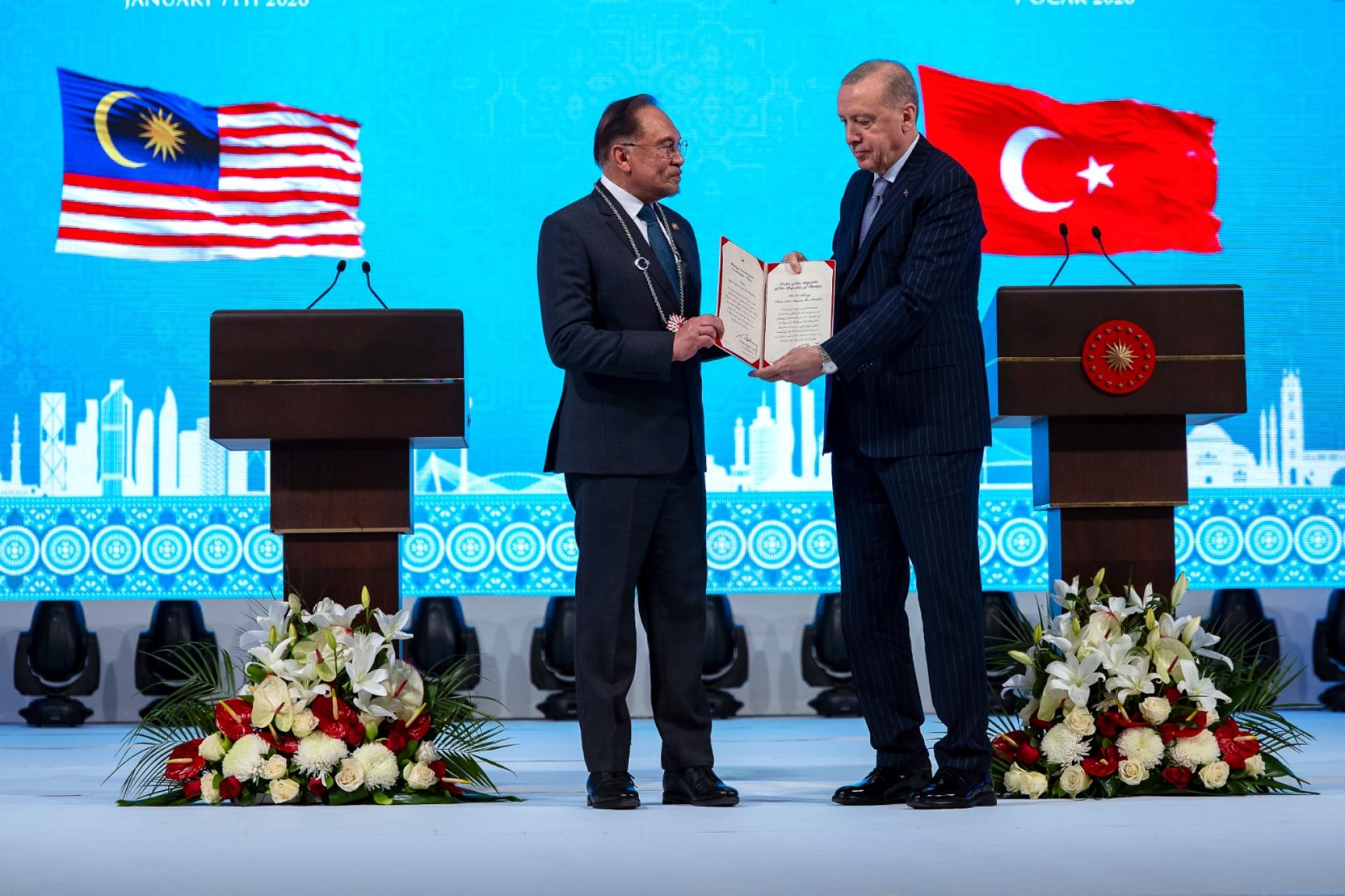 埃尔多安（右）在总统府颁发土耳其共和国国家勋章予安华，以肯定他在加强大马与土耳其双边关系中所扮演的角色。