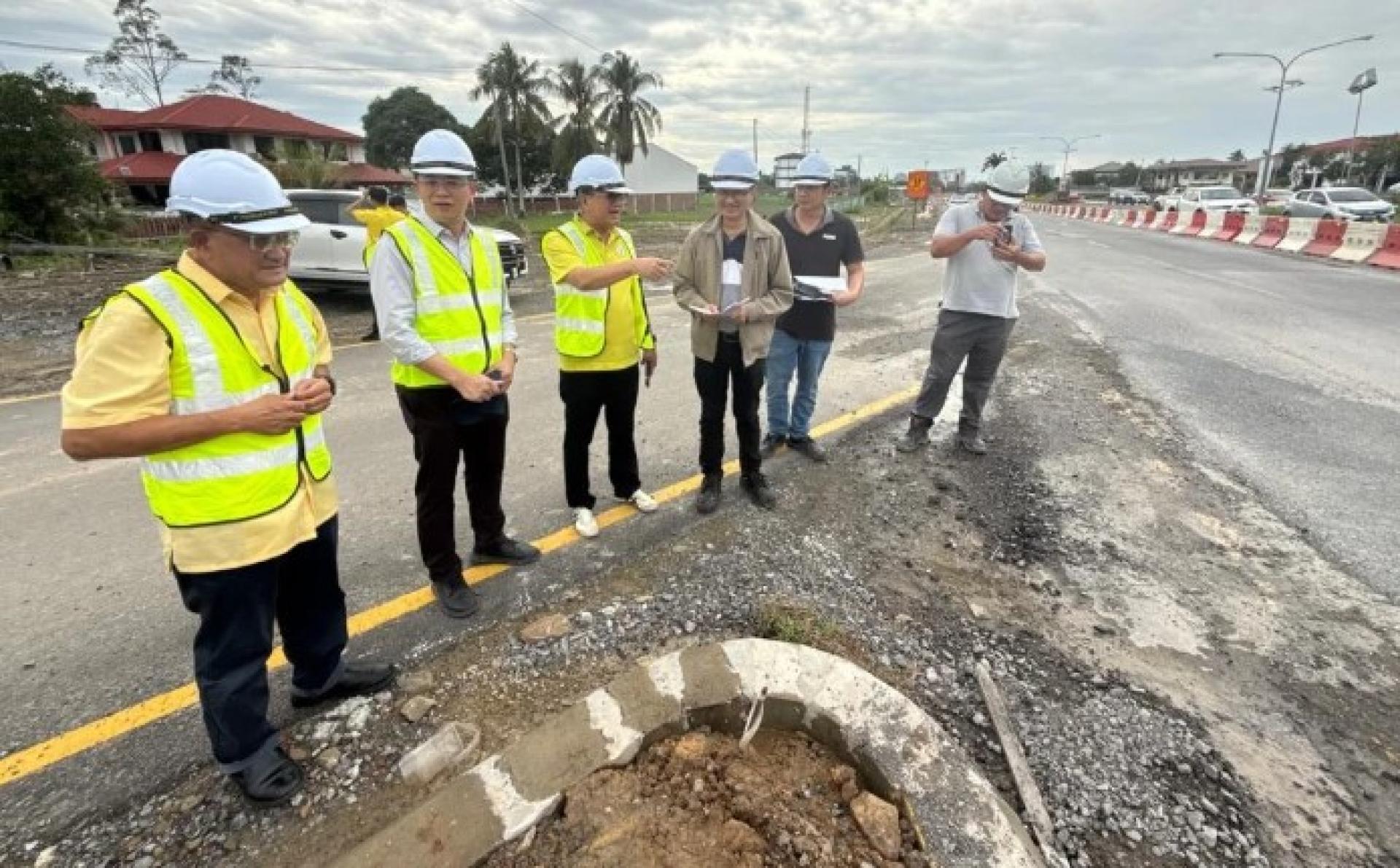 潘隆铭巡视位于甘榜格盟那拉雅花园附近、连接美丹再也路与敦胡申翁路的高架桥施工现场道路状况。