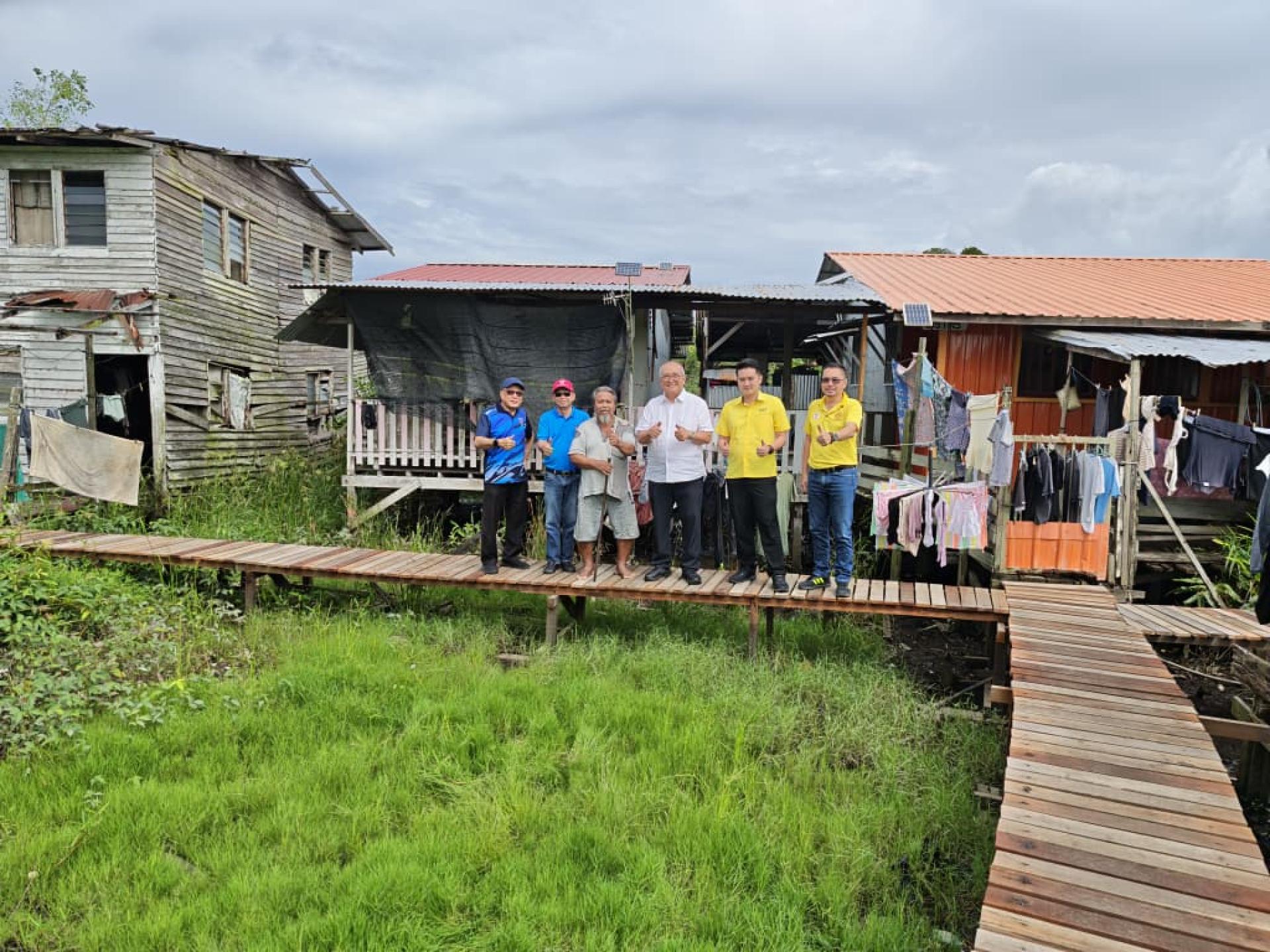 美里市长兼埔奕区议员俞小珊（右3）巡视全面修复位于埔奕第8路的甘榜瑪拉巴木桥工程。