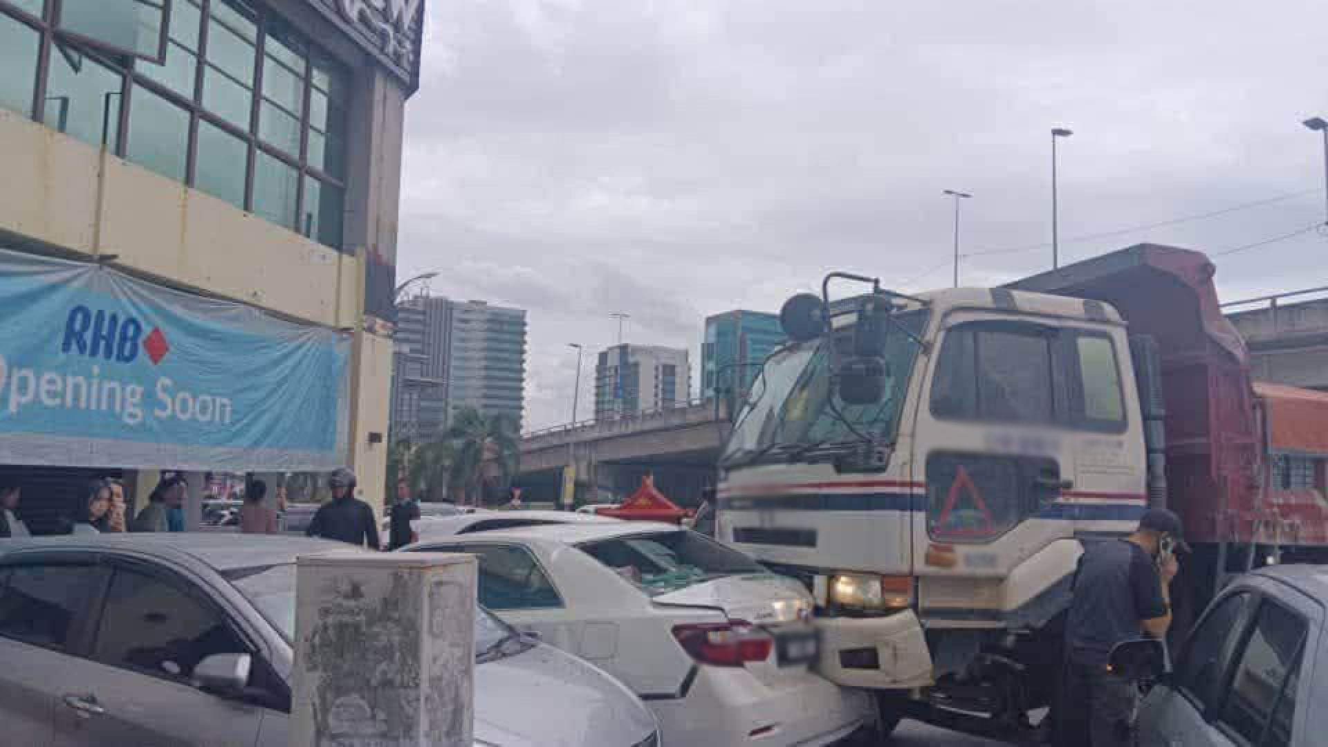 罗里失控造成连环撞事故。