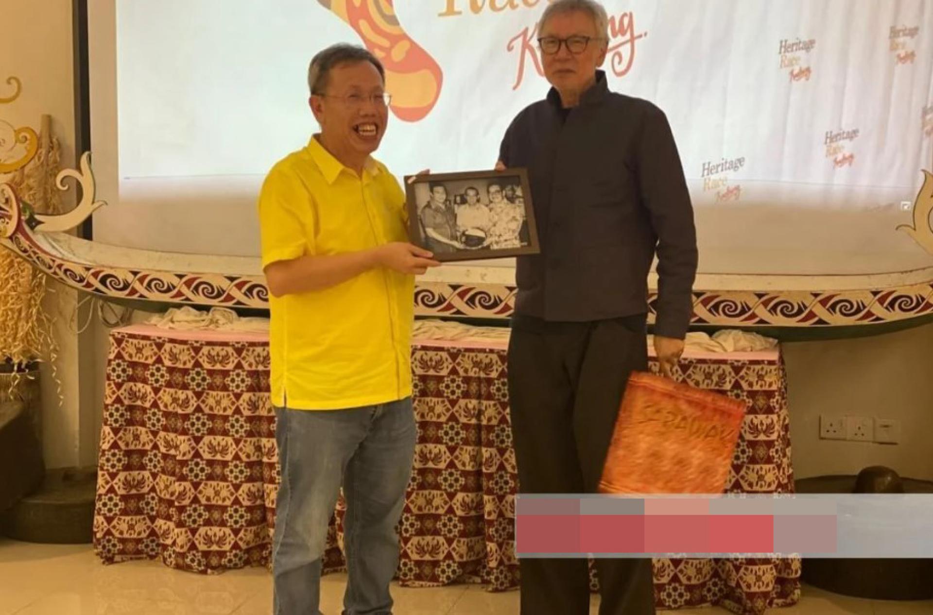 沈桂贤接受KHAS主席Philip Yong颁发的答谢纪念品。