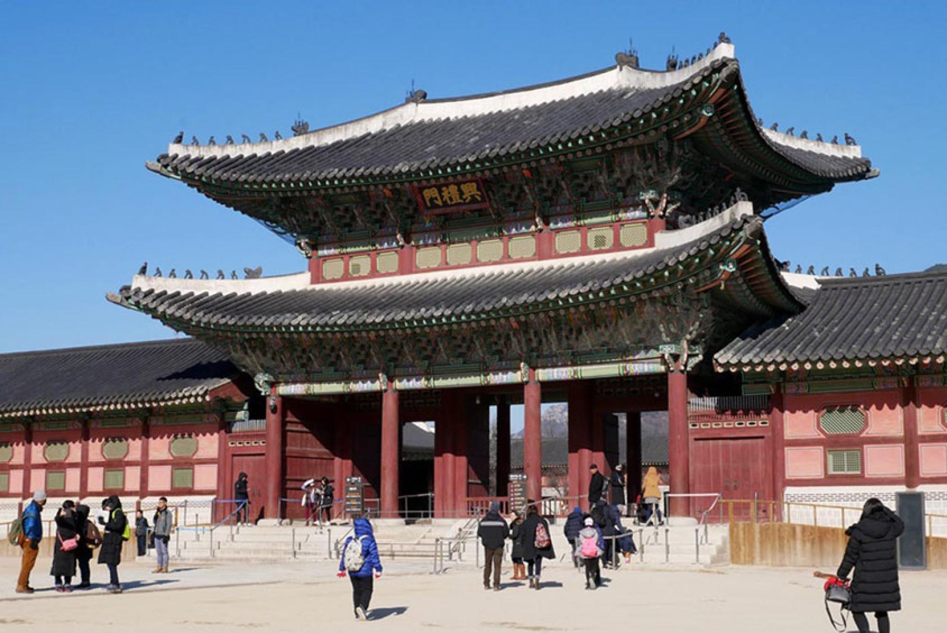 景福宫是韩国旅游胜地之一，每年吸引很多游客前来参观。