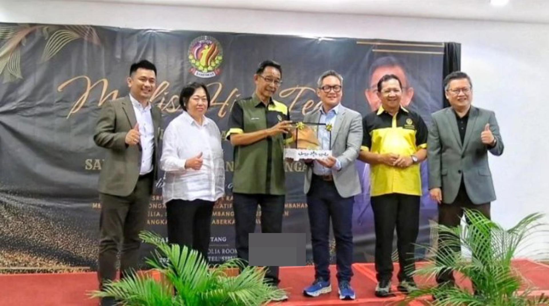 阿都卡林在中区高茶交流会上接受SABERKAS副主席拿督迈克尔蒋赠送的纪念品。