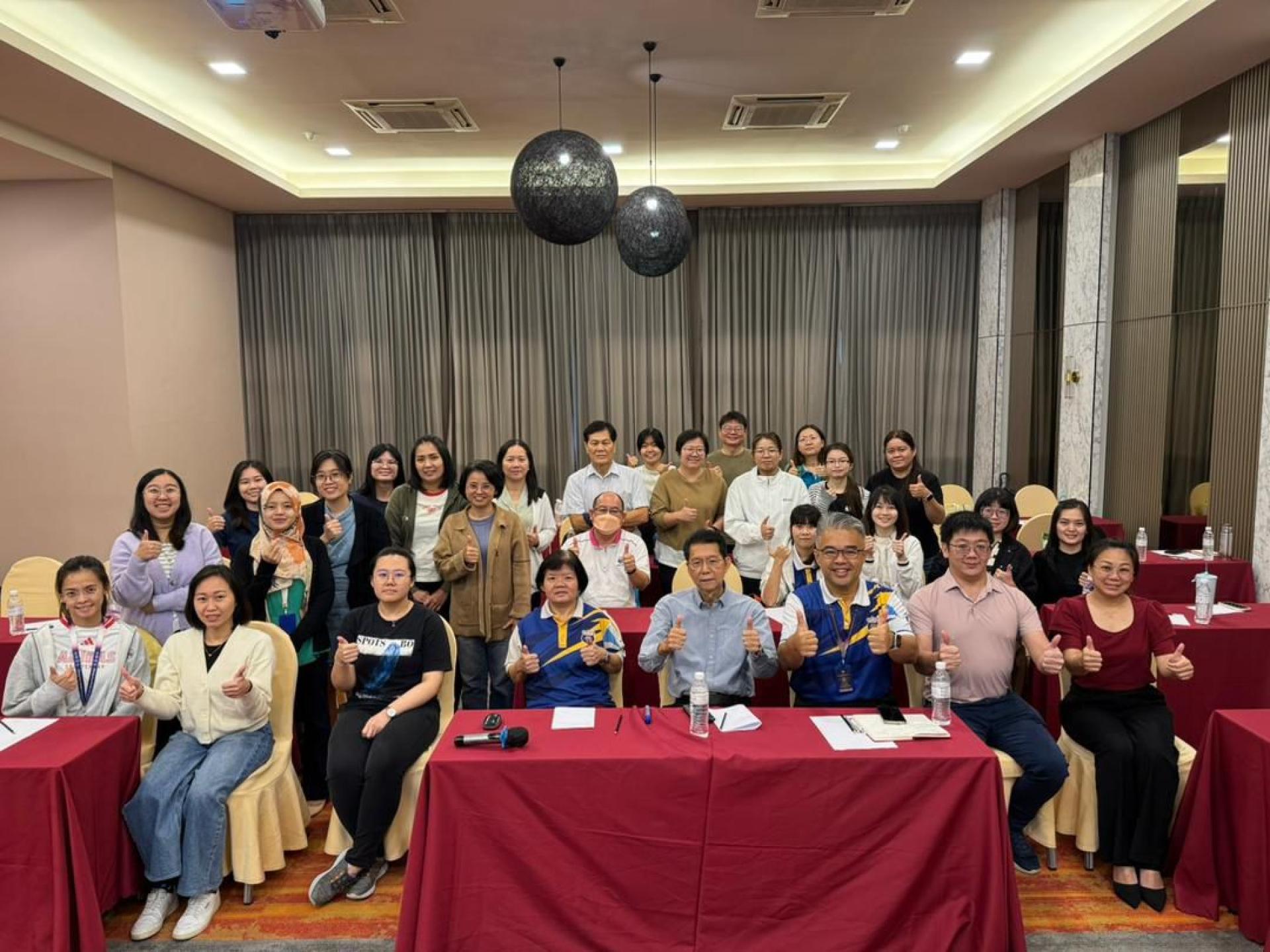 古晋四中全体教职员参与培训营;左5为中中校董会副主席沈楚鹏。