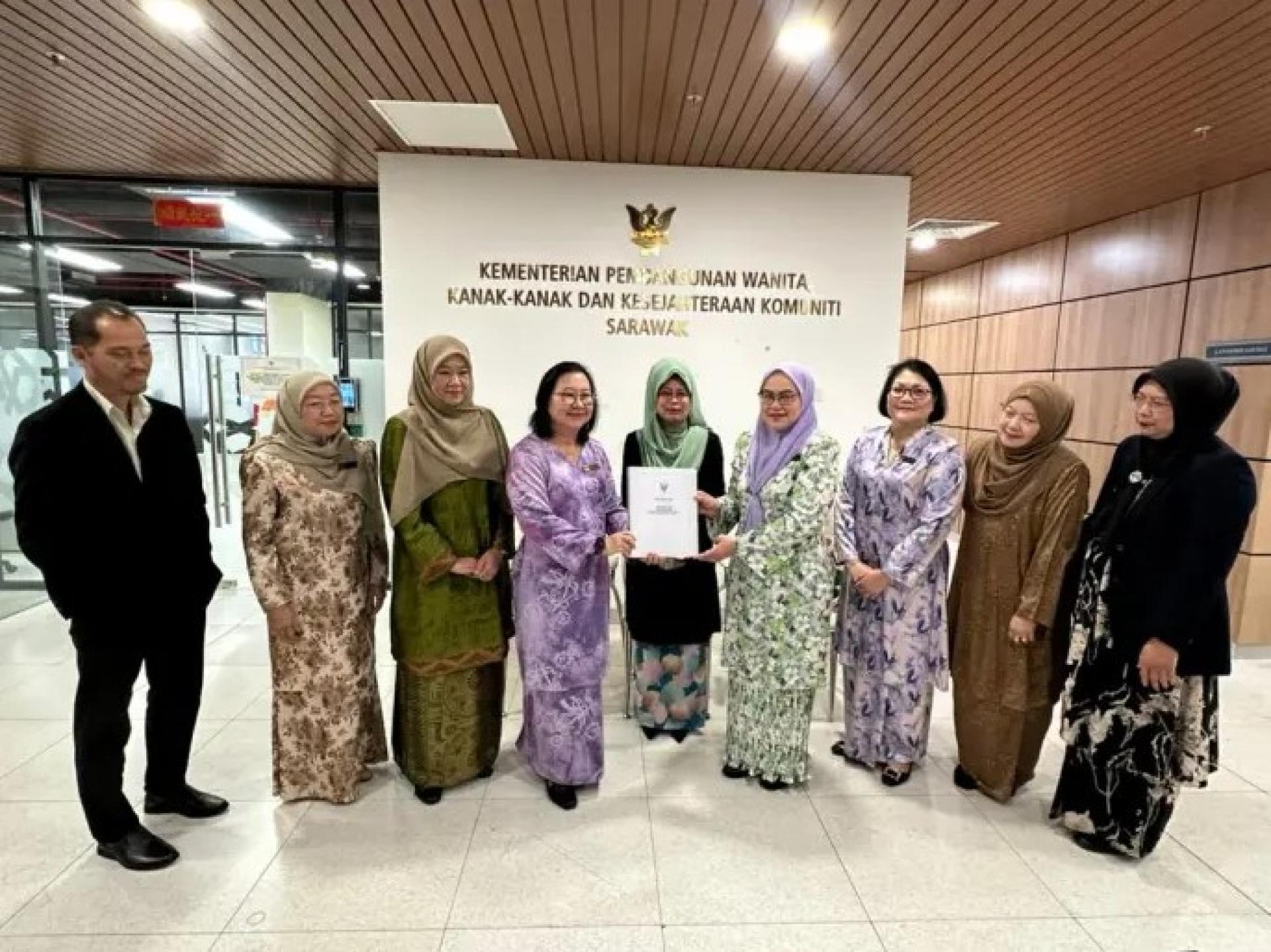 陈赛明（左5）在2026年1月9日于Petra Jaya Baitul Makmur 2简单仪式上，见证Felicia Tan（左4）向努阿丽娜交接职务。